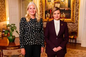 La première dame d'Ukraine, Olena Zelenska, a été accueillie par la princesse héritière Mette-Marit lors d'une visite au palais, à Oslo, en Norvège, le 24 octobre 2025.