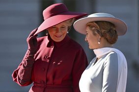 Mathilde de Belgique et Stéphanie de Luxembourg lors du premier déplacement du grand-duc et de la grande-duchesse, à Bruxelles, le 24 octobre 2025.