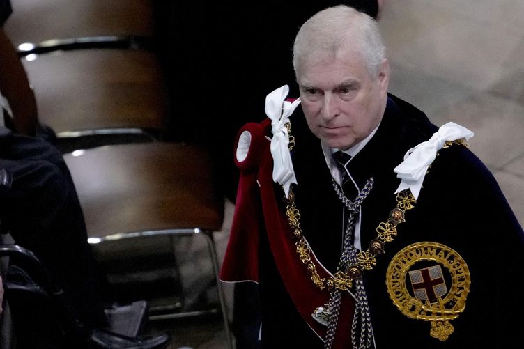 Le prince Andrew dans son habit de chevalier de l'Ordre de la Jarretière, lors du couronnement de Charles III, le 6 mai 2023.