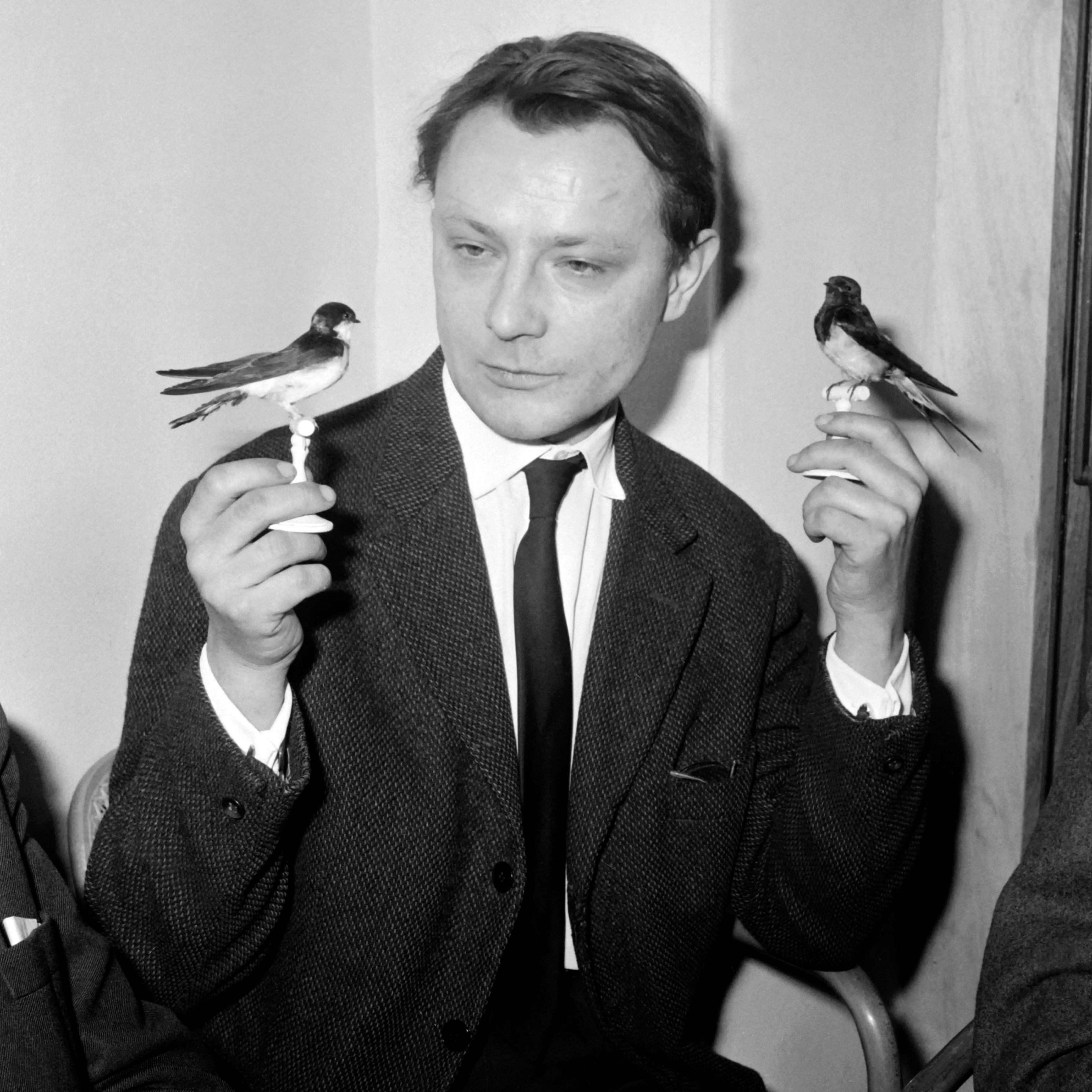 Roland Dubillard, lauréat du prix des "U" pour sa pièce "Naïves Hirondelles", le 9 janvier 1962 à Paris,