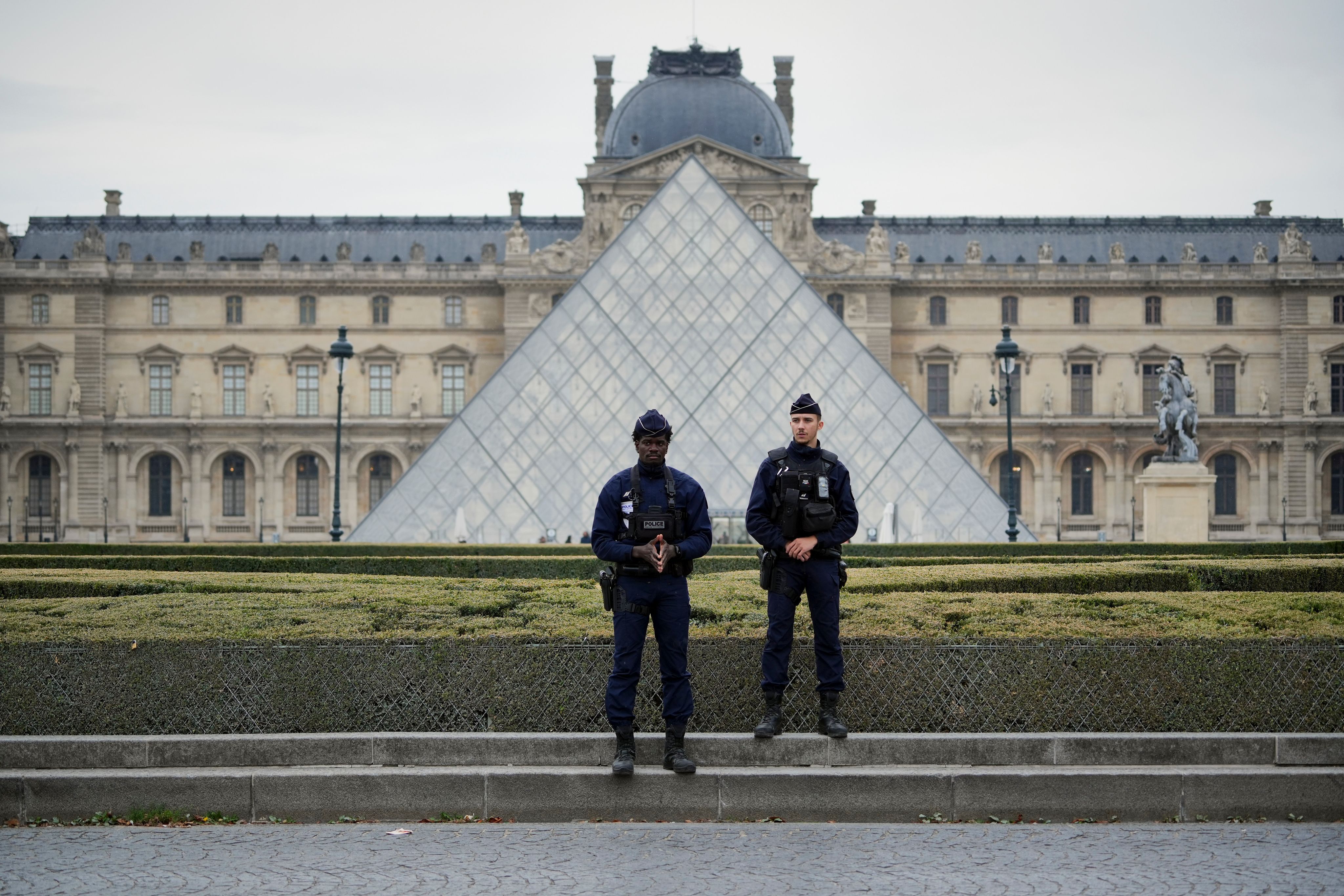 Des policiers montent la garde devant le musée du Louvre, le 19 octobre 2025 à Paris après le cambriolage