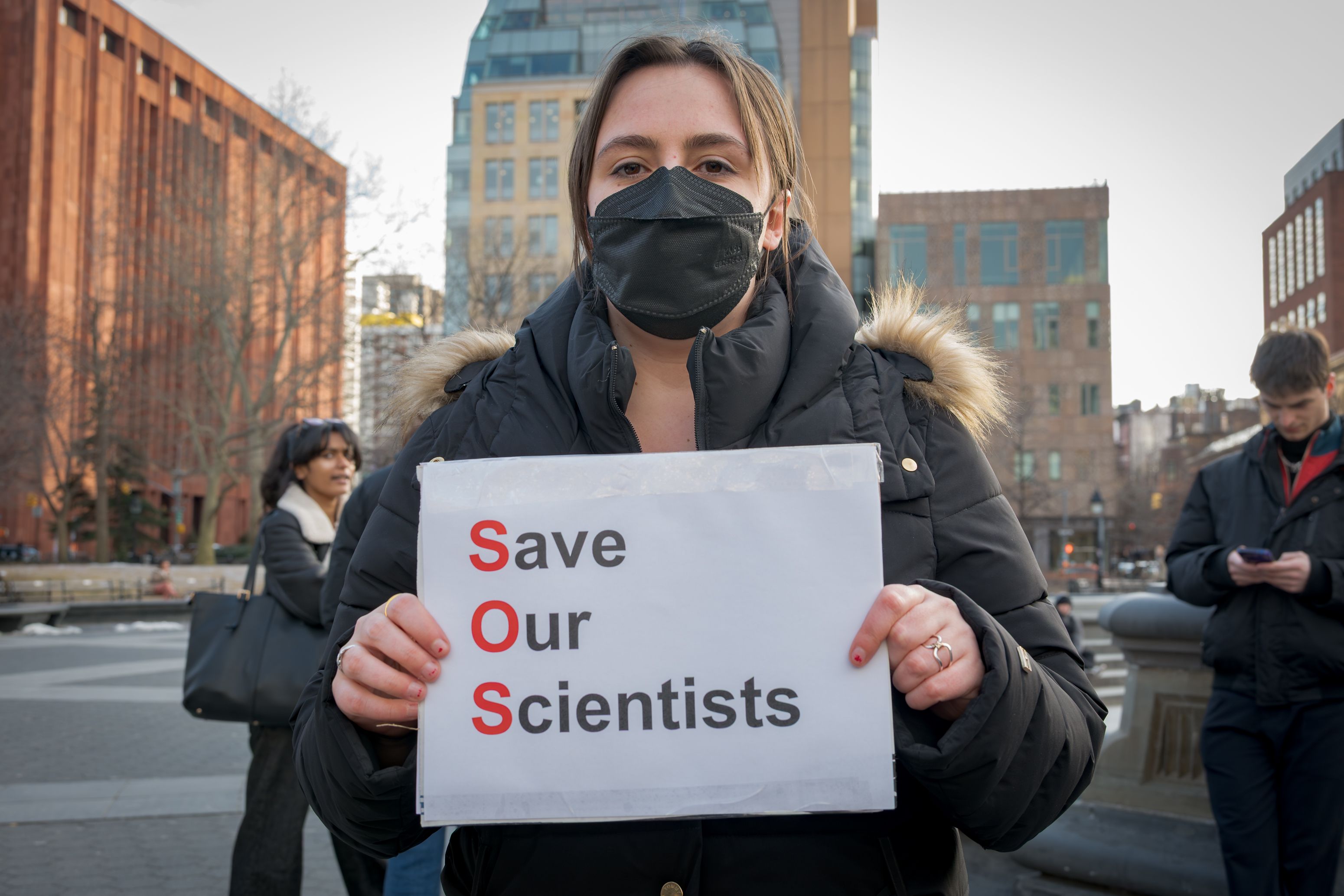 Manifestante au Washington Square Park à Manhattan le 19 février 2025 pour protester contre le gel des fonds publics destinés à la recherche scientifique