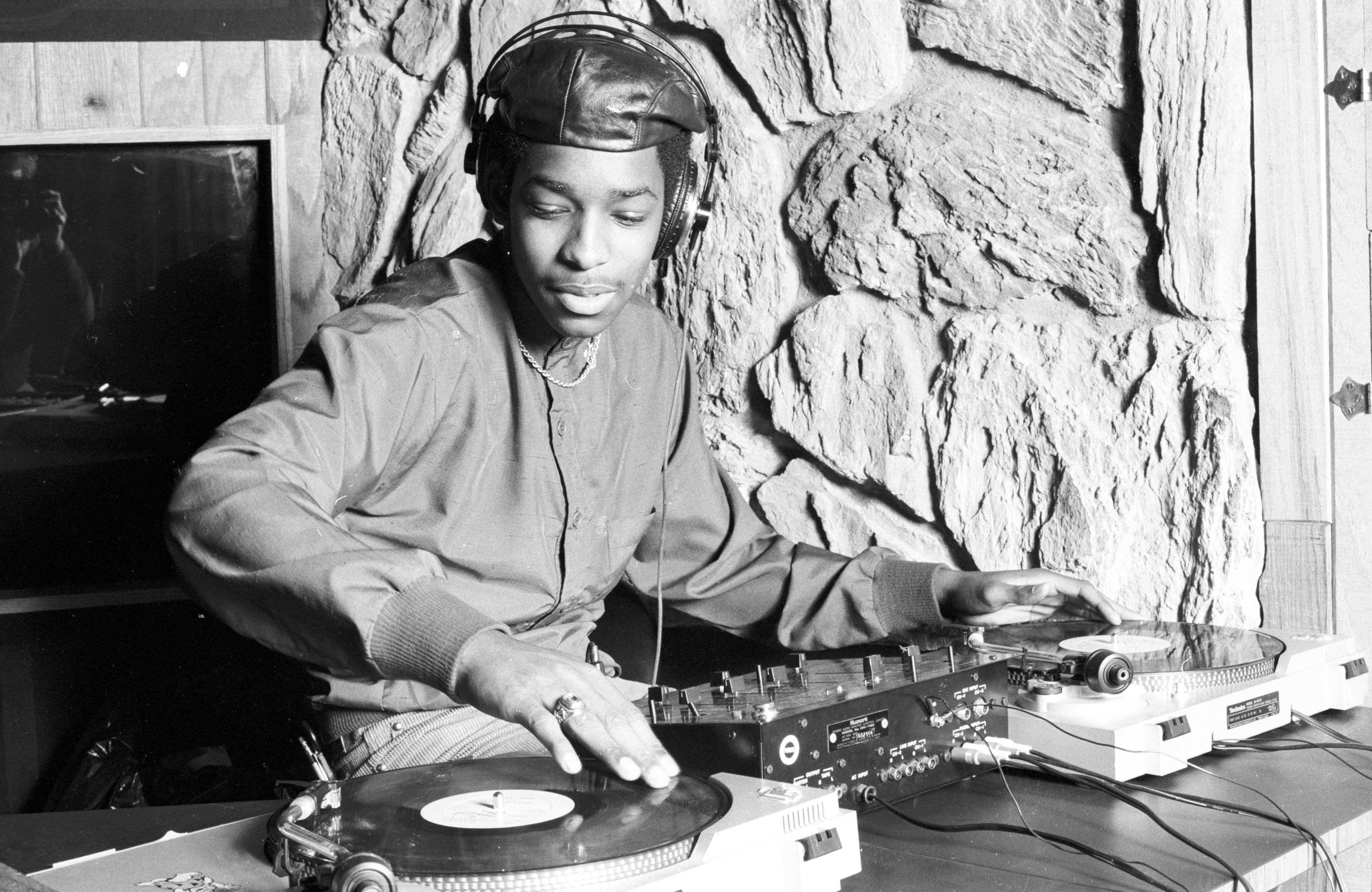 DJ manipulant des sons à l’aide de deux platines et d’une table de mixage, vers 1985