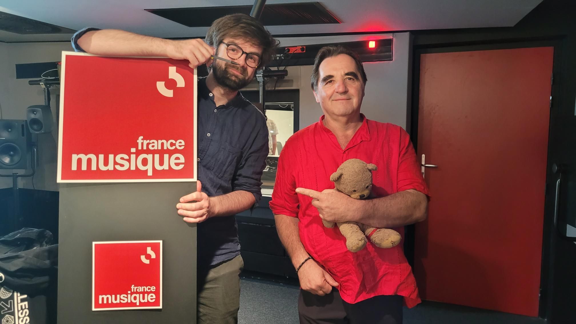 Pierre Boussaguet avec l'ours Victor et Christophe Dilys en studio à la Maison de la radio et de la Musique, août 2025