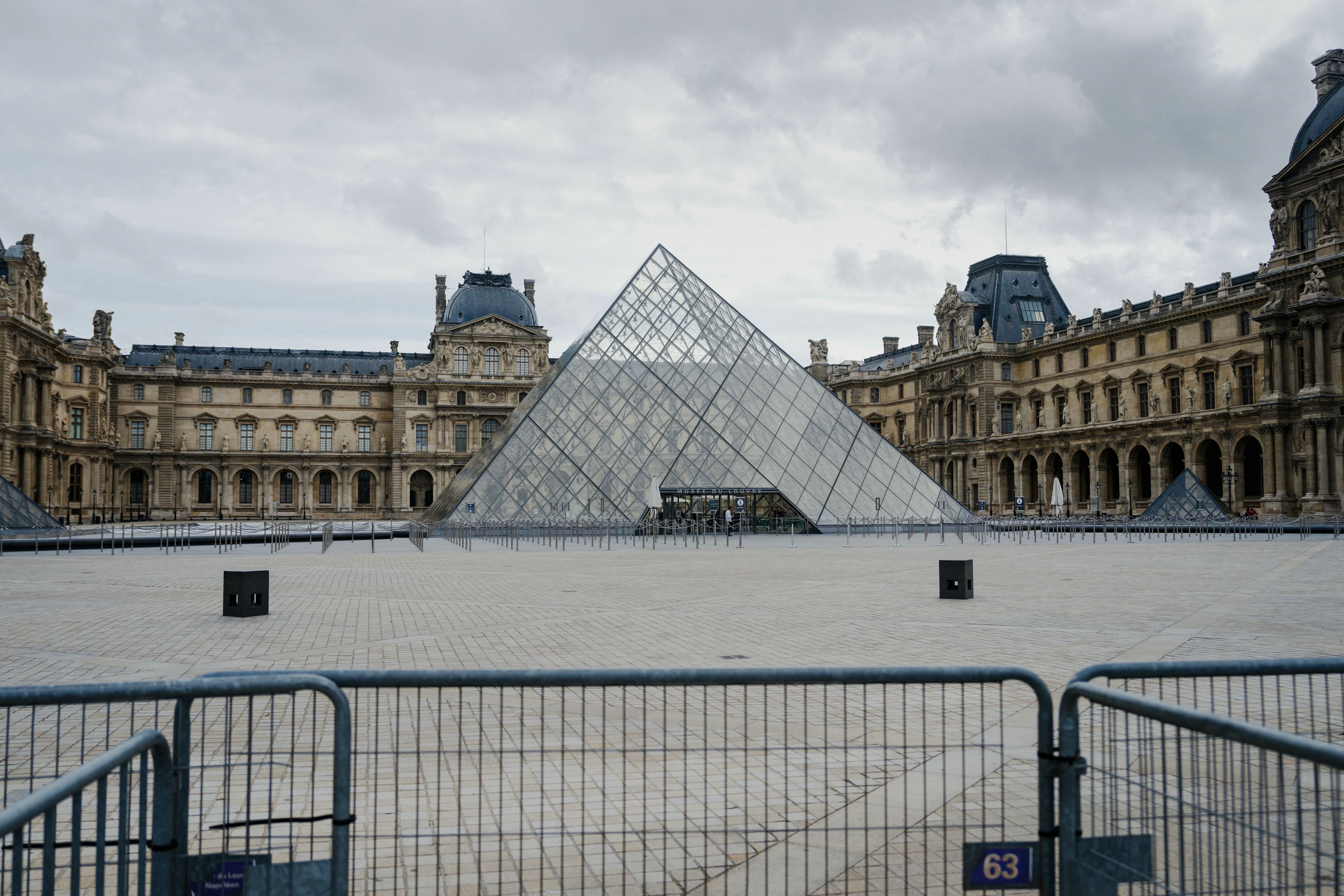 Annonce de la fermeture du musée pour un deuxième jour, à la suite du cambriolage commis la veille par quatre cambrioleurs, à Paris le 20 octobre 2025.