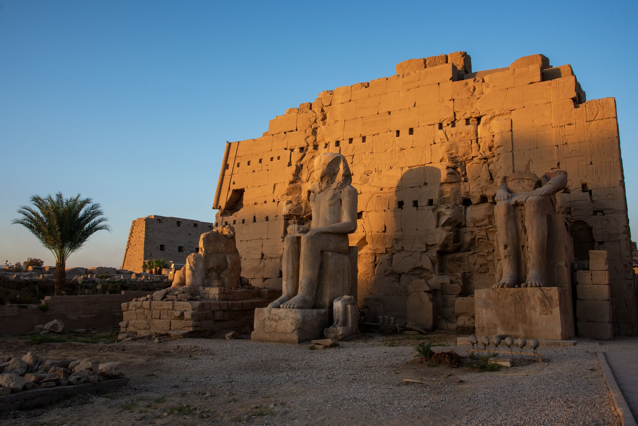 Statues monumentales du pharaon Thoutmôsis II dans le temple de Karnak à Louxor.