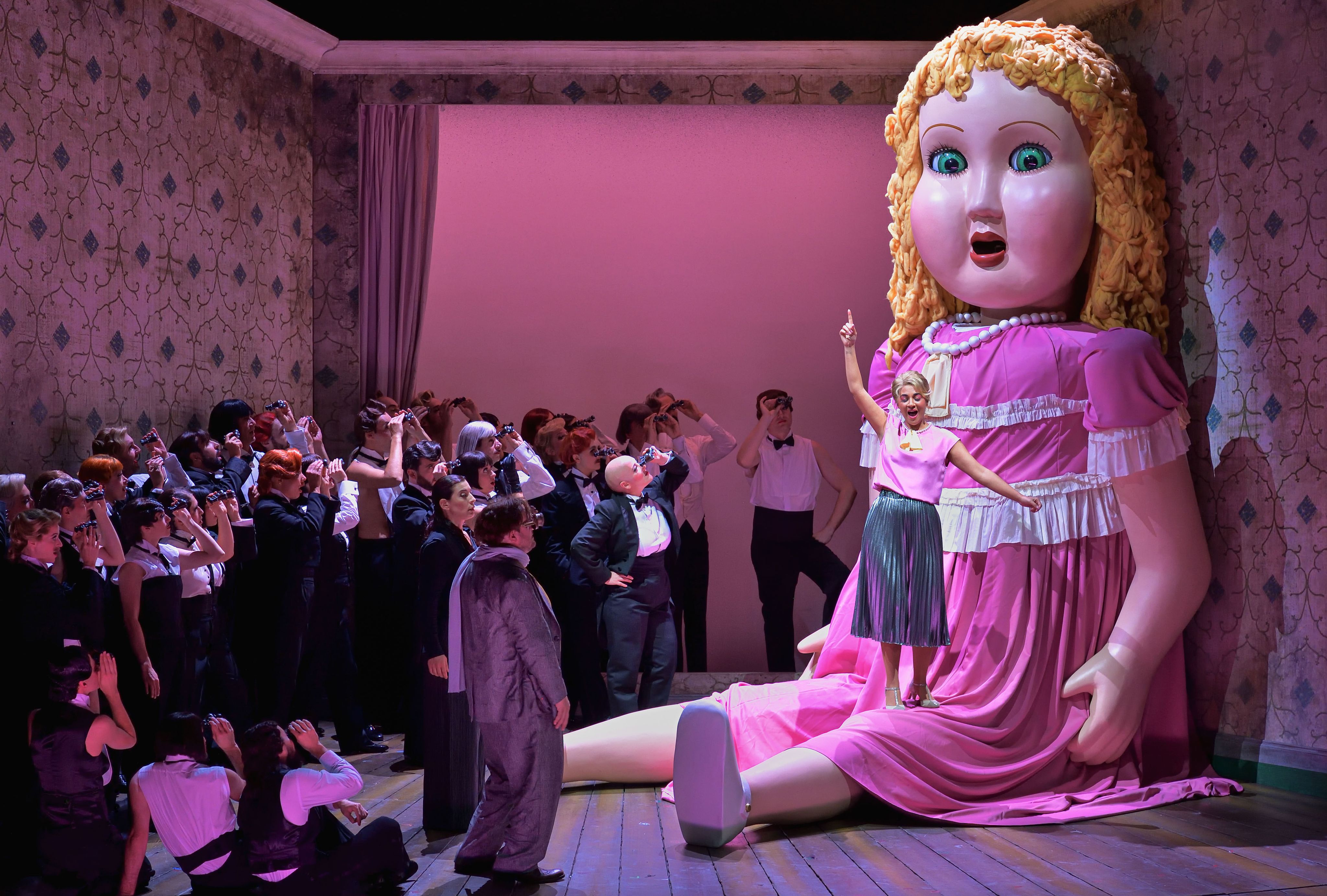 Photo de le représentation "Les Contes d'Hoffmann" d'Offenbach à l'Opéra Comique, mise en scène par Lotte de Beer