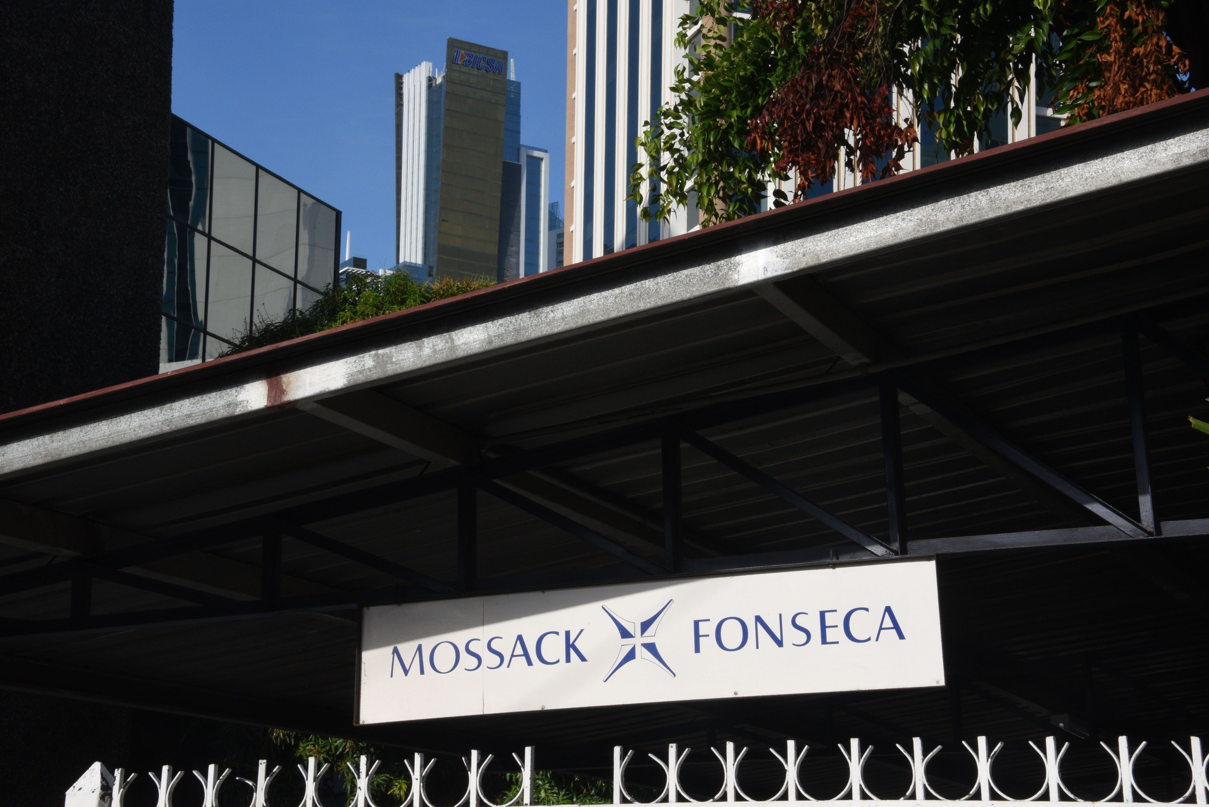 Vue de la façade du bâtiment où se trouvent les bureaux du cabinet d'avocats Mossack Fonseca à Panama City, le 9 mai 2016.