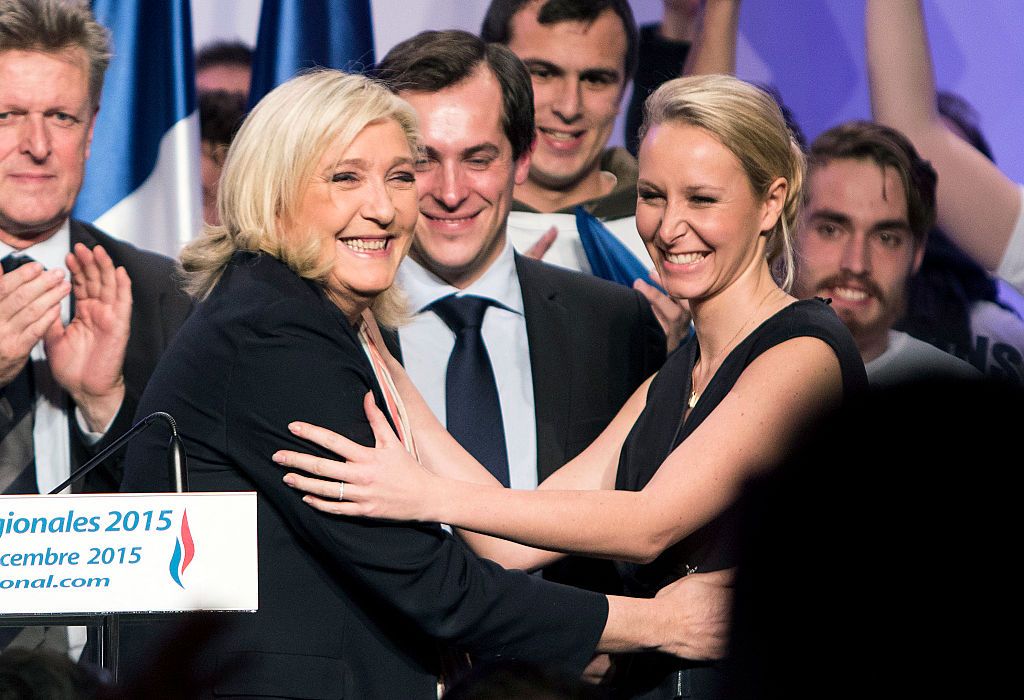 Marine Le Pen et Marion Maréchal-Le Pen, assistent à un meeting de campagne en vue du second tour des élections régionales françaises, le 10 décembre 2015 à Paris