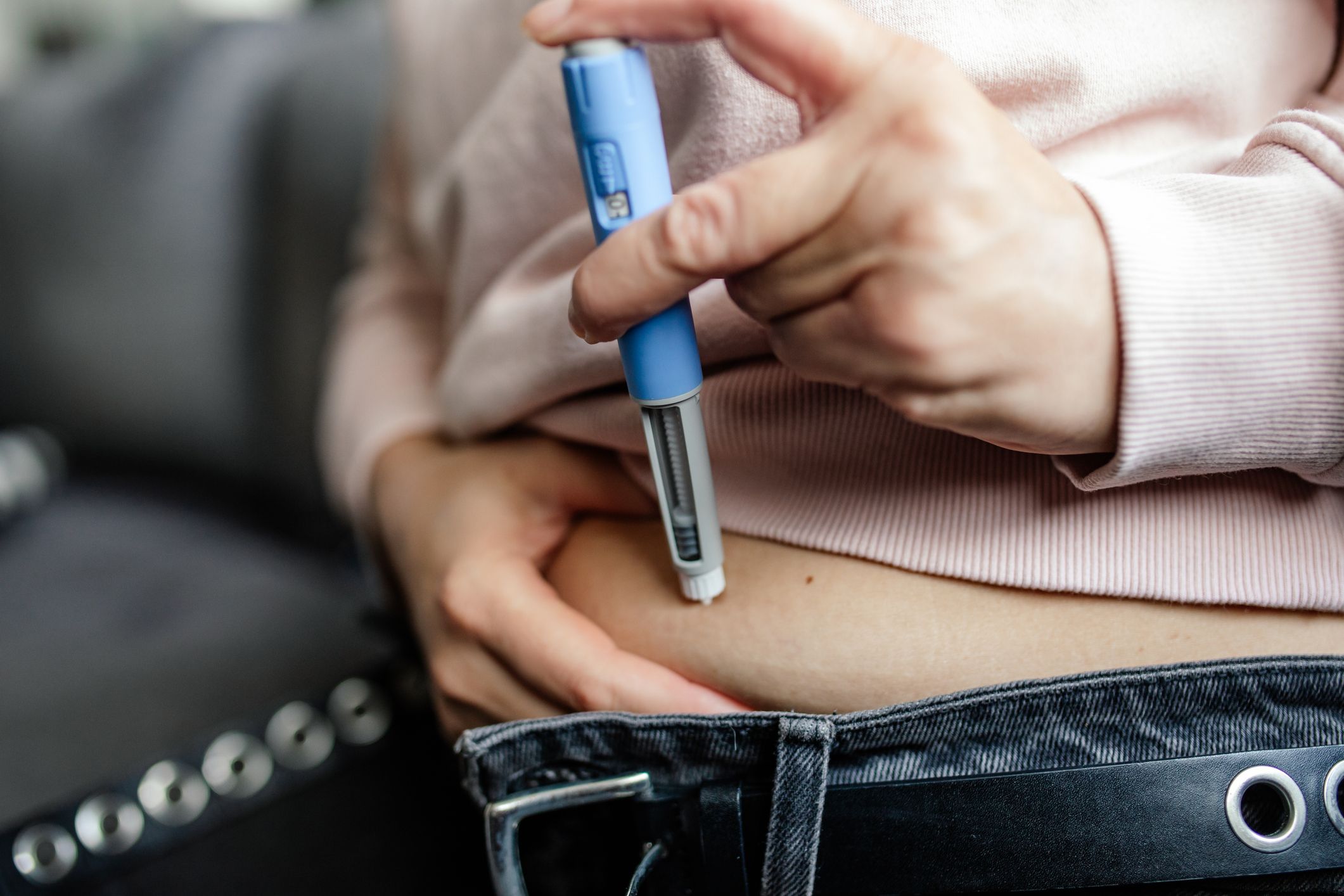 Une femme s'injectant un traitement pour perdre du poids.