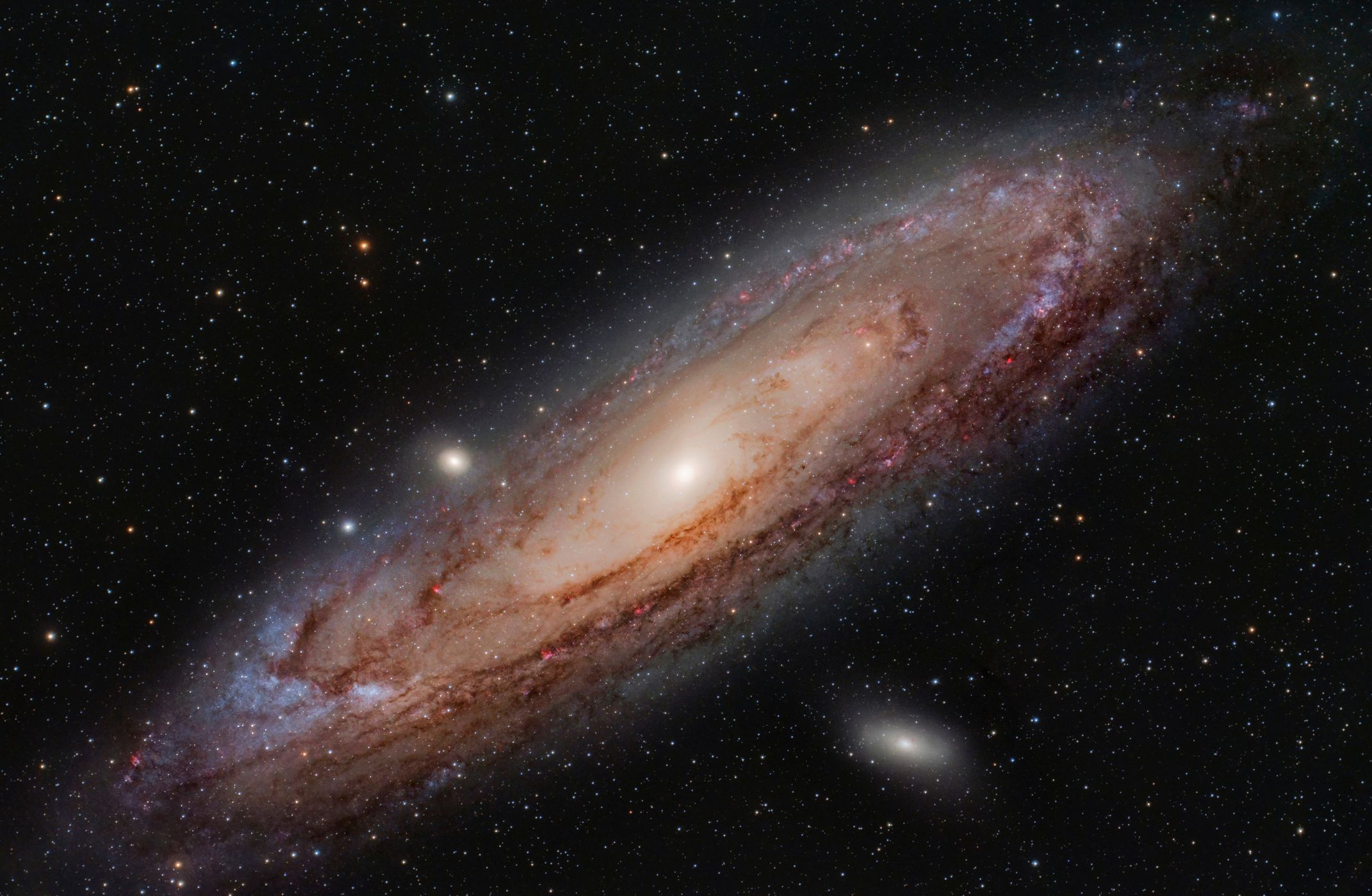 Située à environ 2,5 millions d’années-lumière de la Terre, dans la constellation d’Andromède, la galaxie du même nom est celle qui est la plus proche de la Voie lactée.