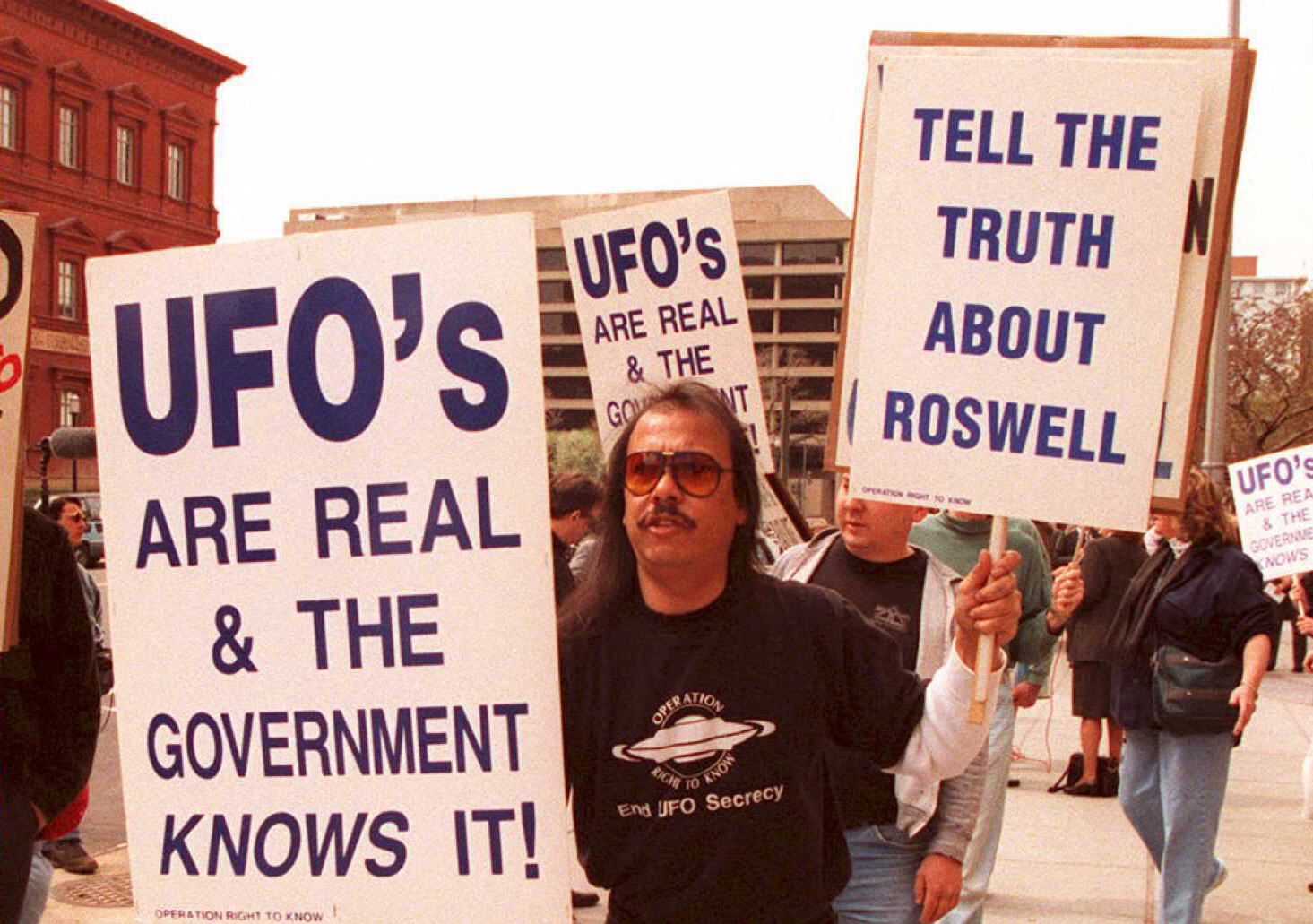 En 1995, manifestation à Washington pour demander au gouvernement de dire la vérité sur la présence d'ovnis à Roswell en 1947.