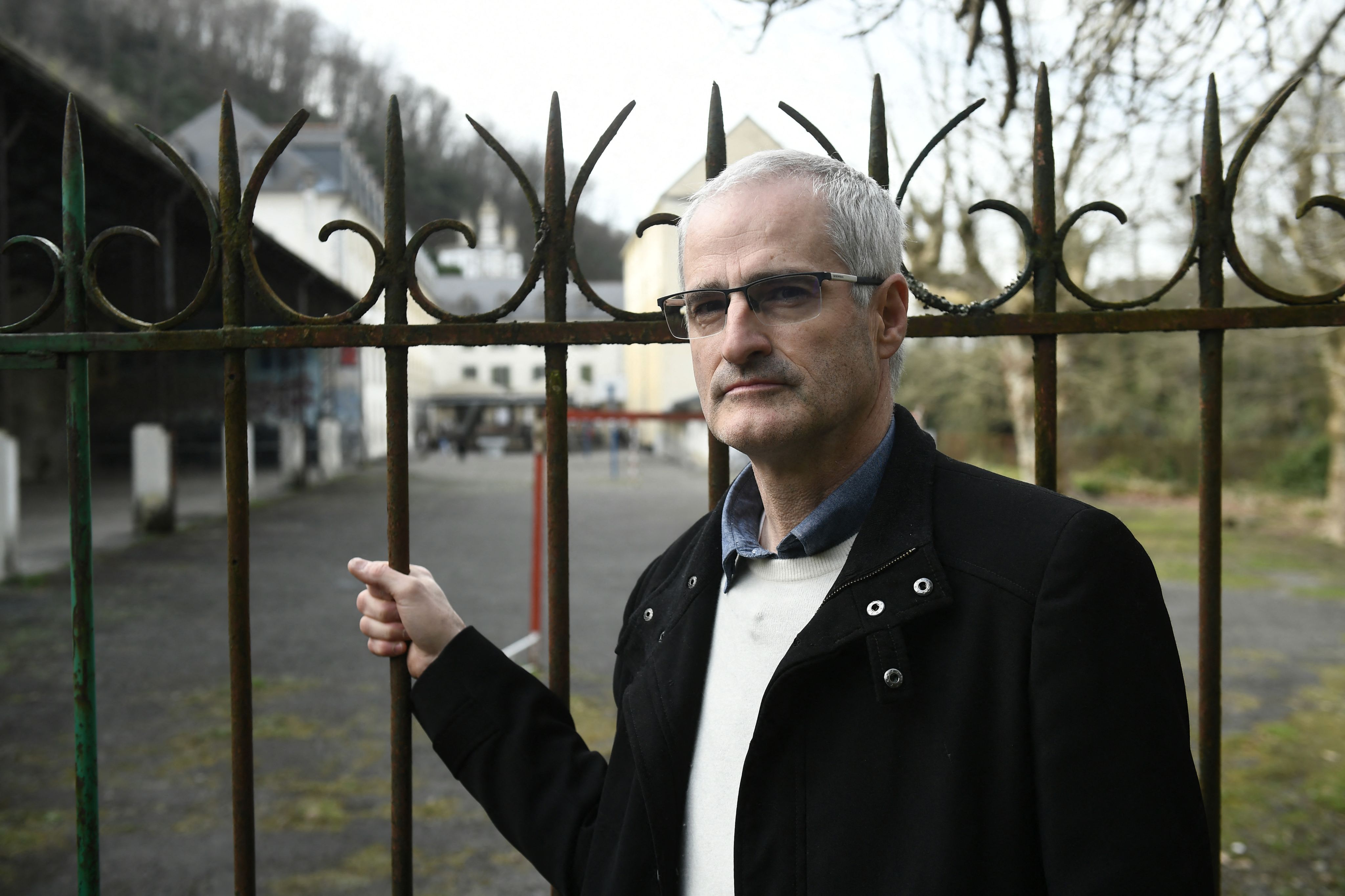 Alain Esquerre, porte-parole de l'association des victimes de l'école de Bétharram, à l'entrée du collège "Le Beau Rameau" situé à Lestelle-Bétharram