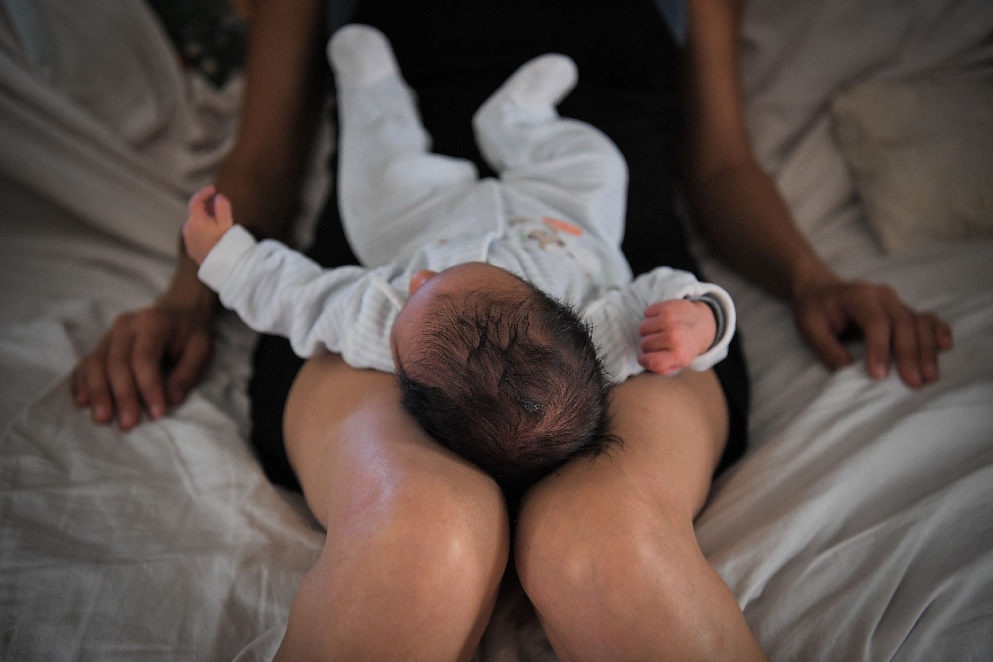 En 2024, l'indicateur de fécondité en France s’est établi à 1,62 enfant par femme, son plus bas niveau depuis un siècle.