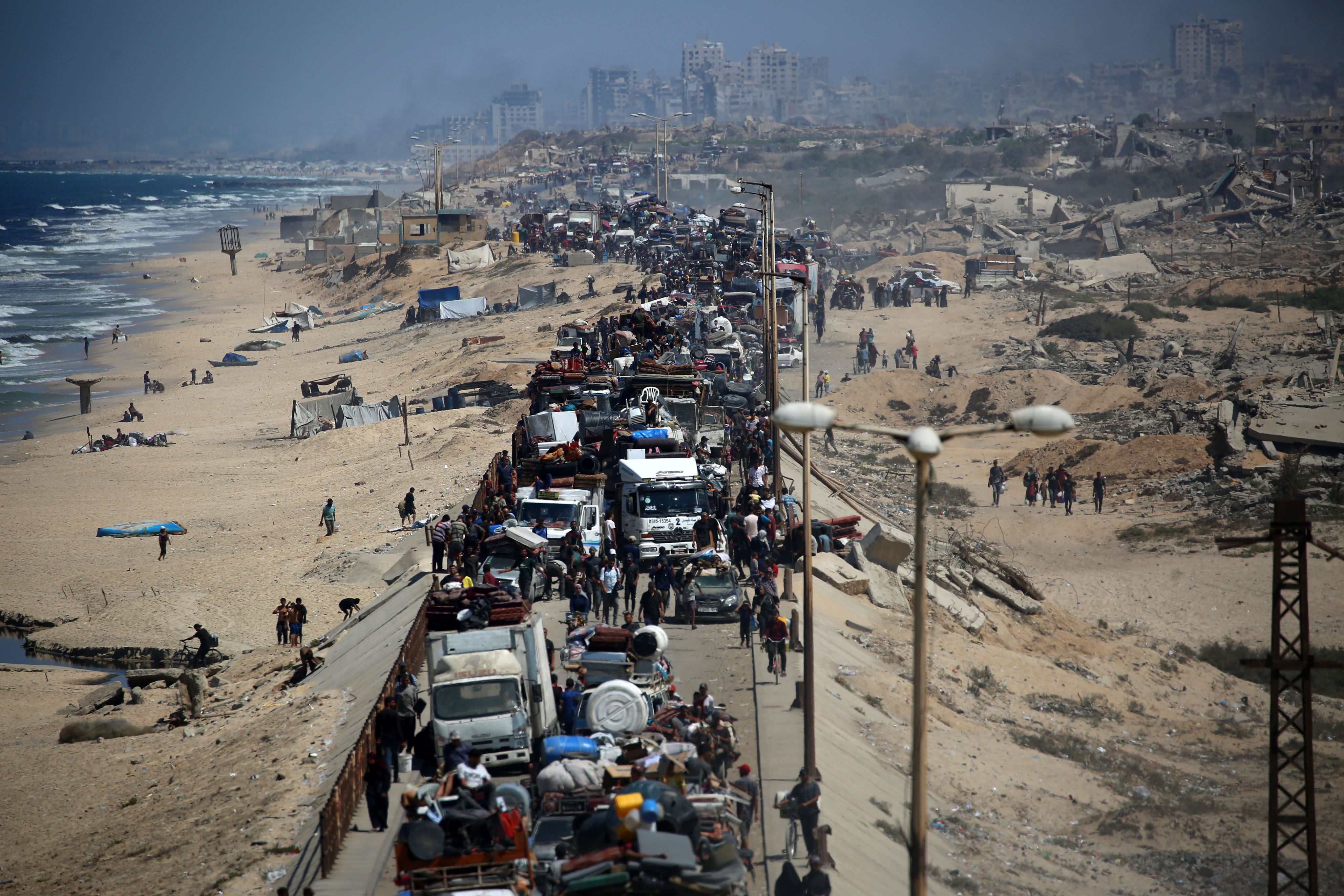 Des Palestiniens de la ville de Gaza se déplacent vers le sud avec leurs biens, sur la route côtière près du camp de réfugiés de Nuseirat, le 19 septembre 2025.