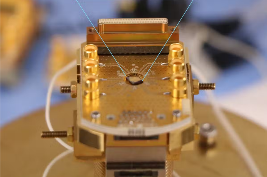 La puce permettant de réaliser dans un conducteur électrique 2D des collisions entre anyons