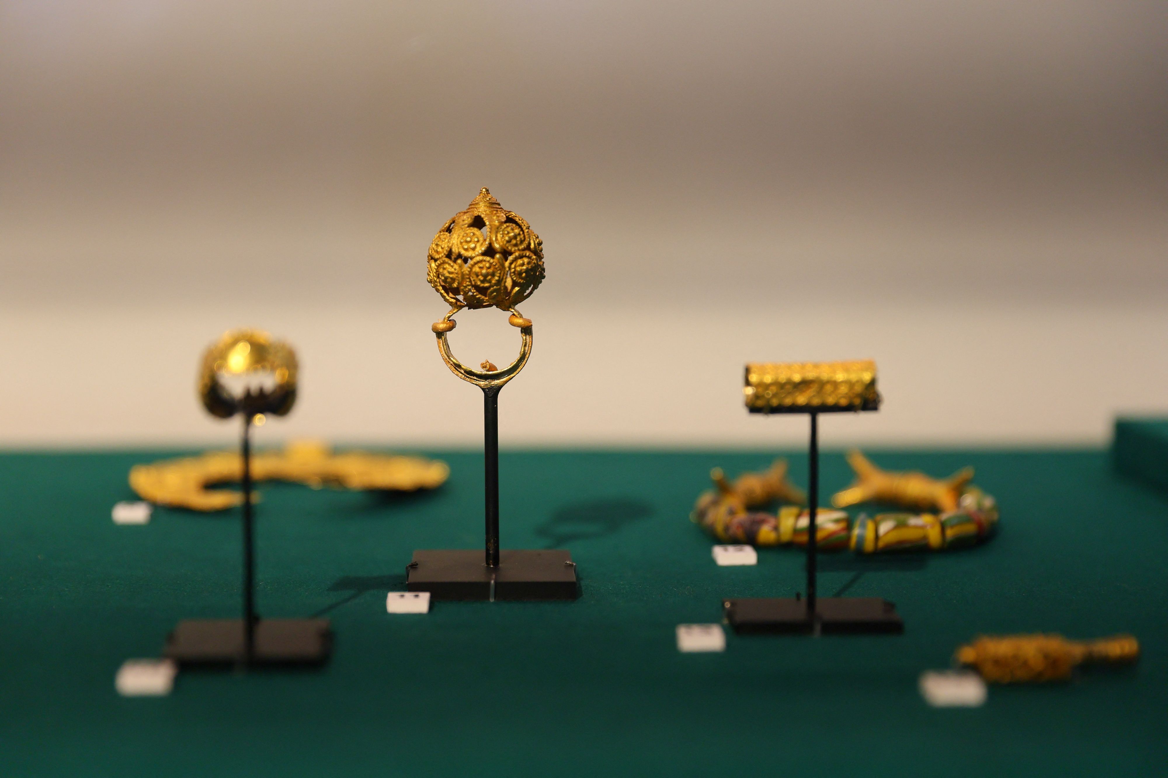 Quelques artefacts prêtés par les British et Victoria et Albert Museums au musée du Palais Manhyia à Kumasi au Ghana.