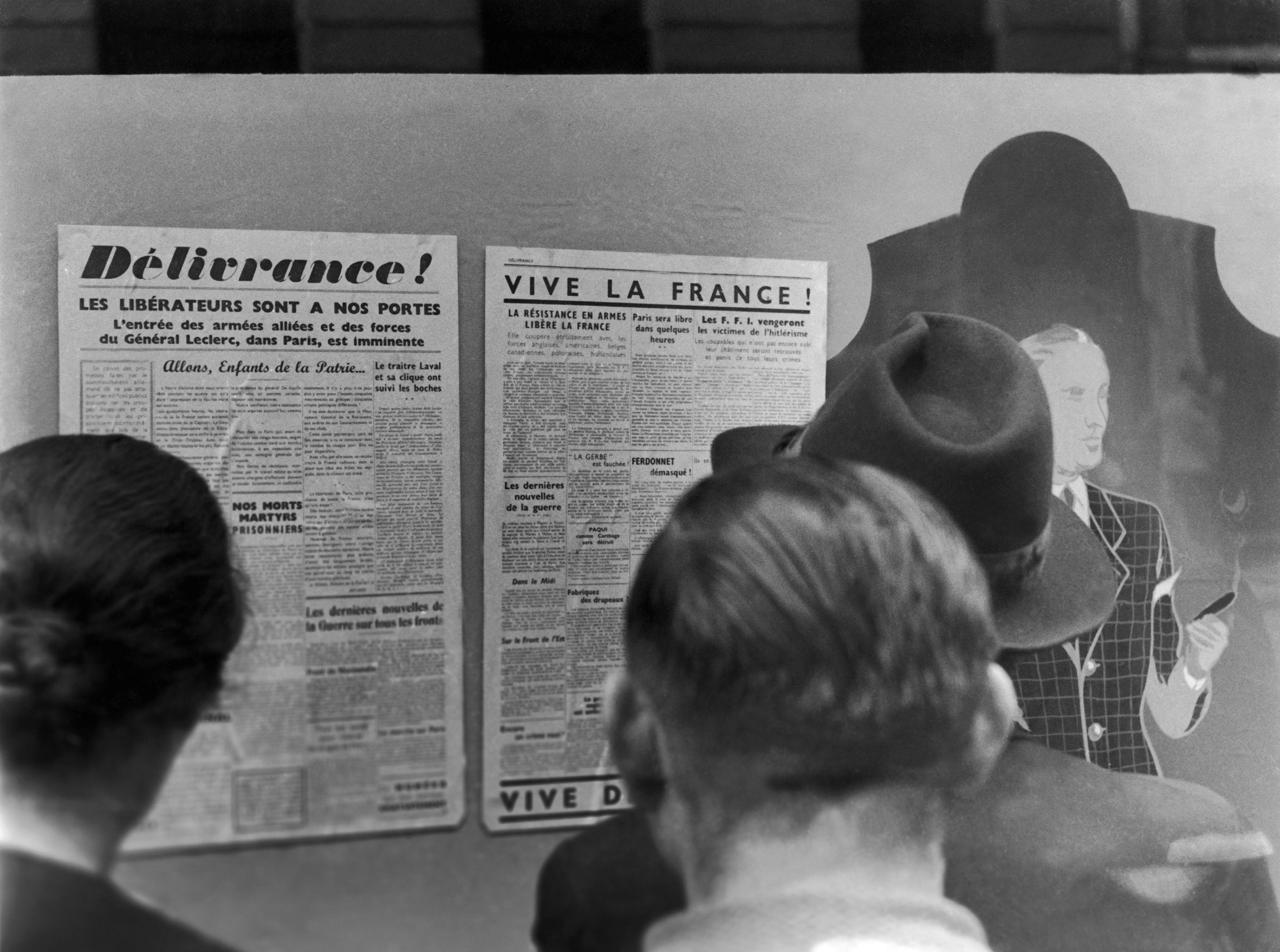 Juin/août 1944, la Libération de Paris est imminente, la presse clandestine affichée sur les murs annonce la progression des troupes alliées en France.