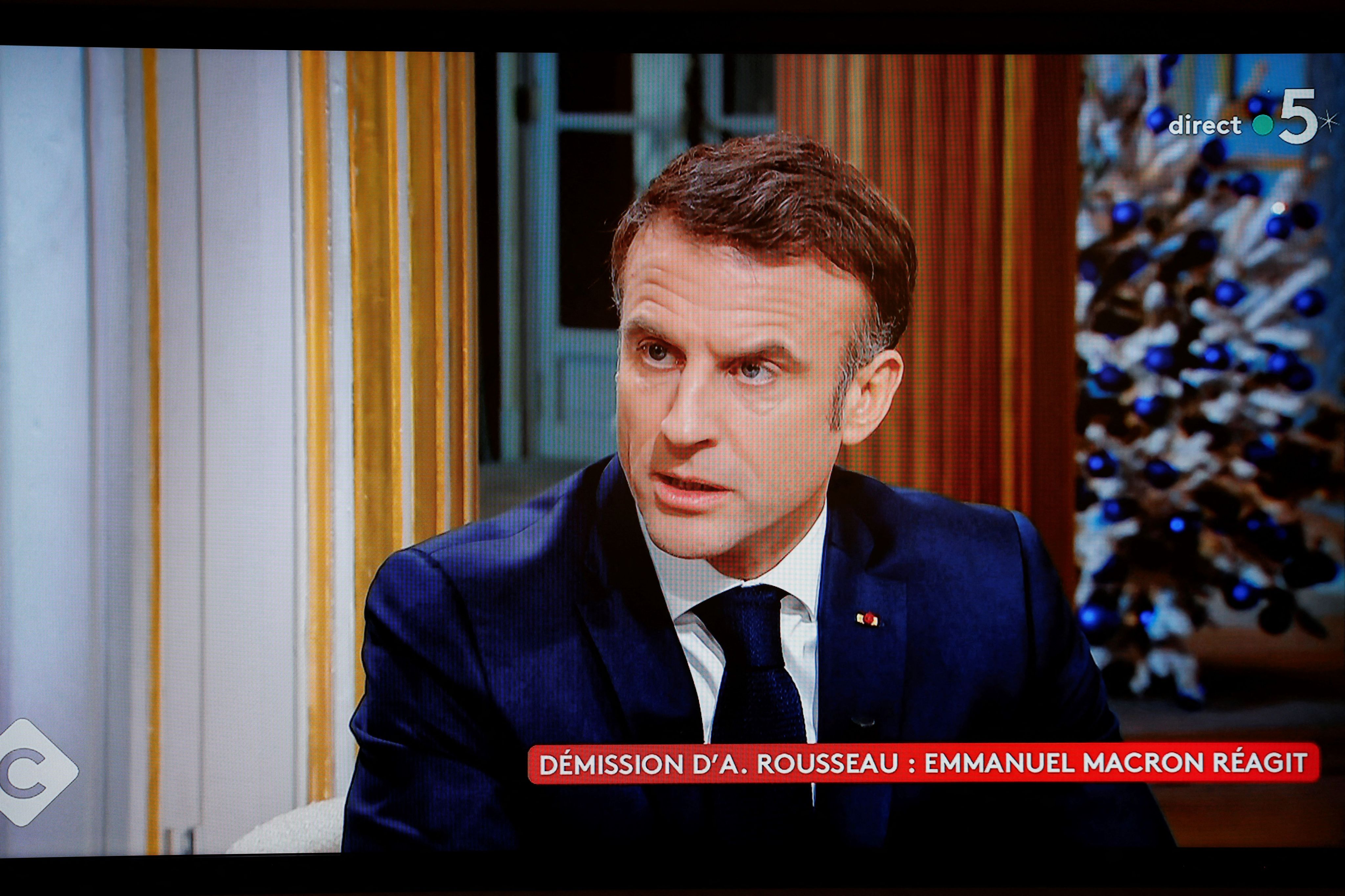 Emmanuel Macron s'exprime lors dans l'émission télévisée "C à vous", suite à l'approbation de la loi immigration le 20 décembre 2023