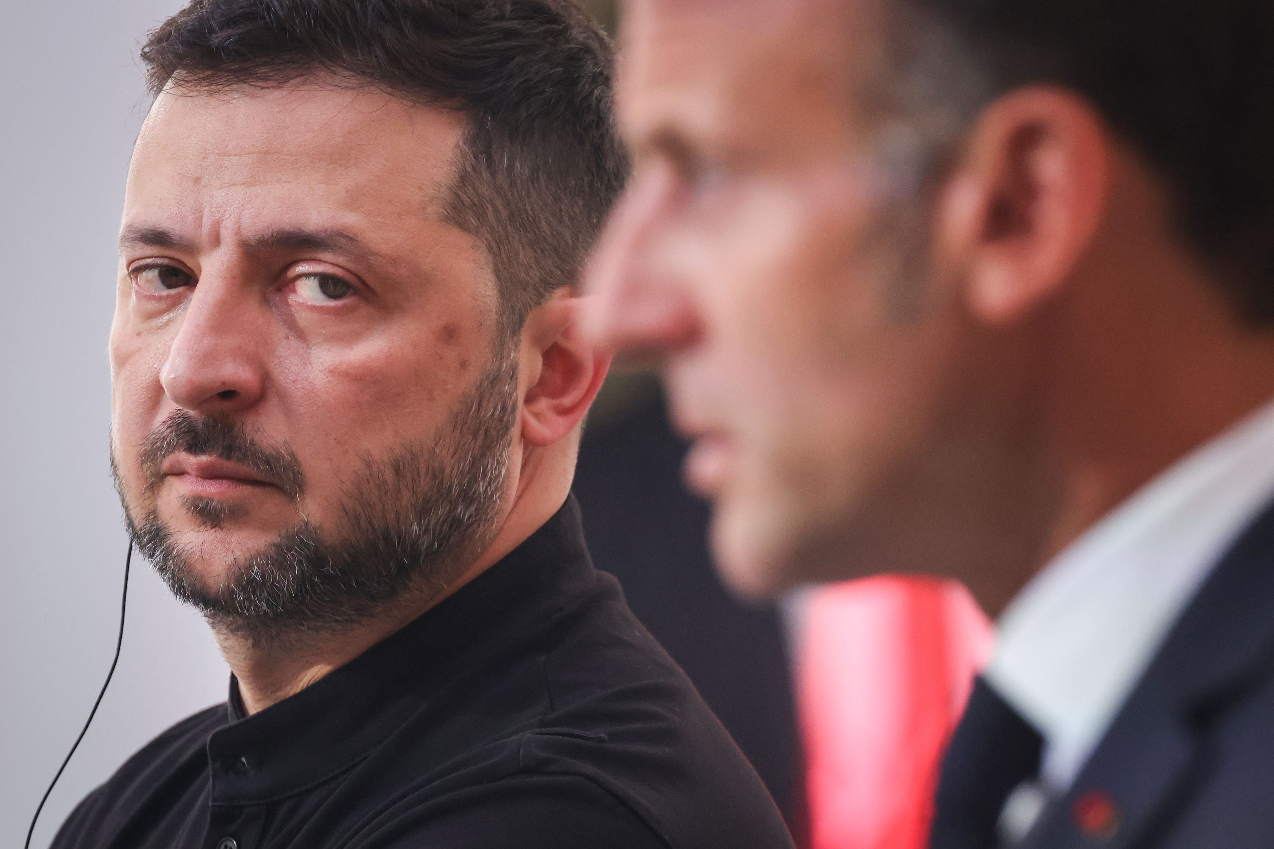 Volodymyr Zelensky, aux côtés d'Emmanuel Macron lors de la conférence de presse du sommet réunissant la "coalition des volontaires" le 4 septembre 2025