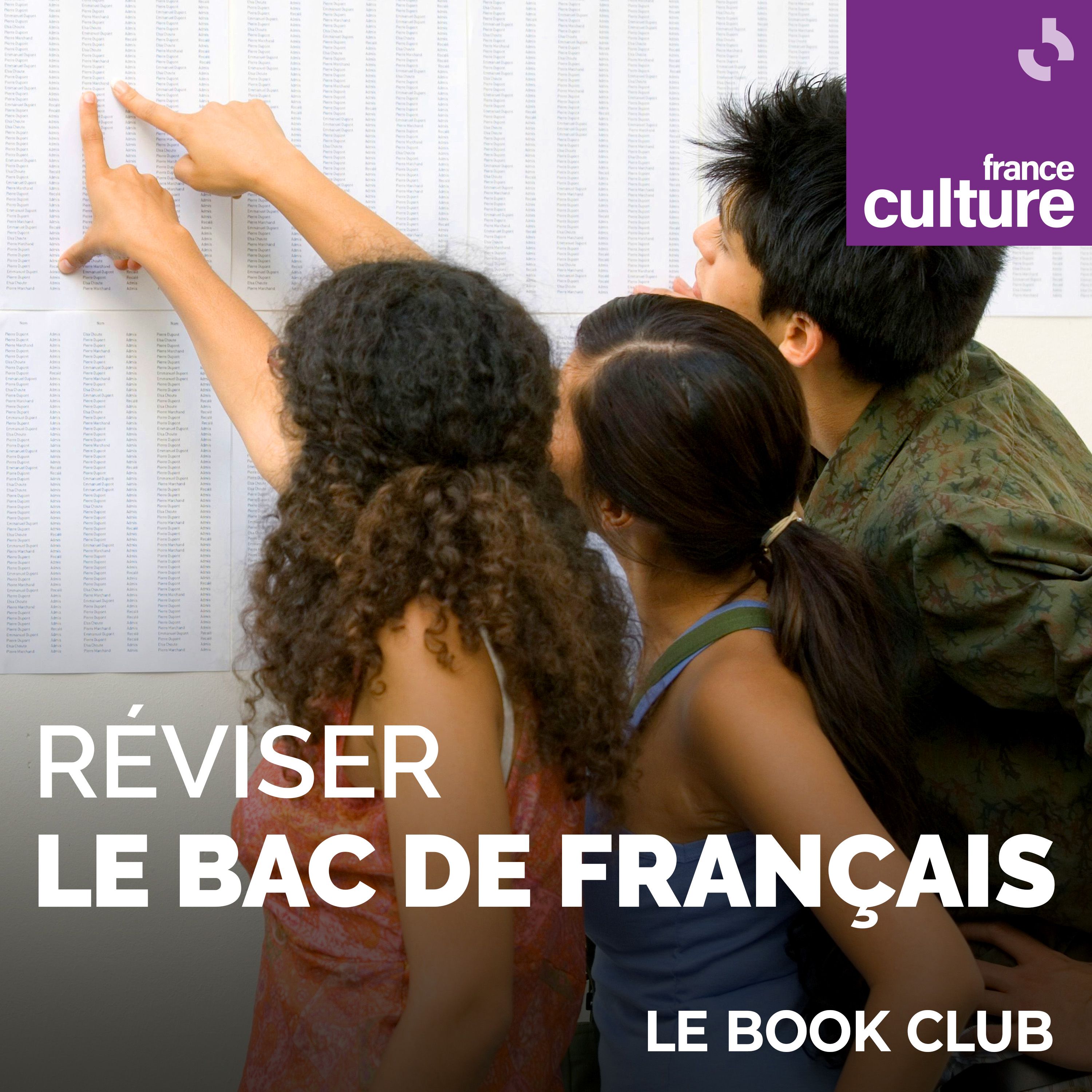 Des élèves qui regardent les résultats du bac