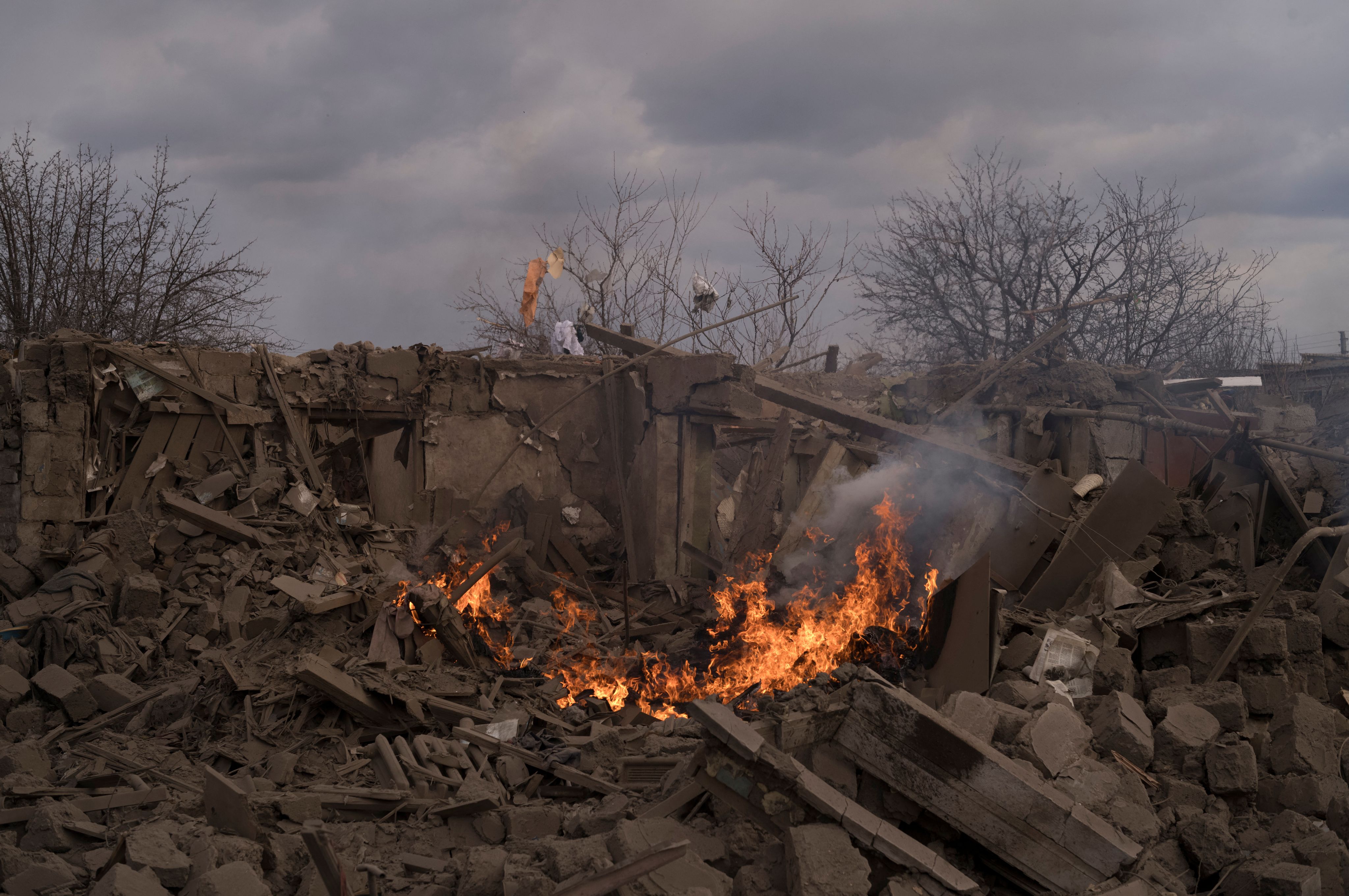 Une maison en feu détruite après un bombardement russe dans une zone résidentielle civile de la ville de Kramatorsk, en Ukraine, le 22 mars 2025.