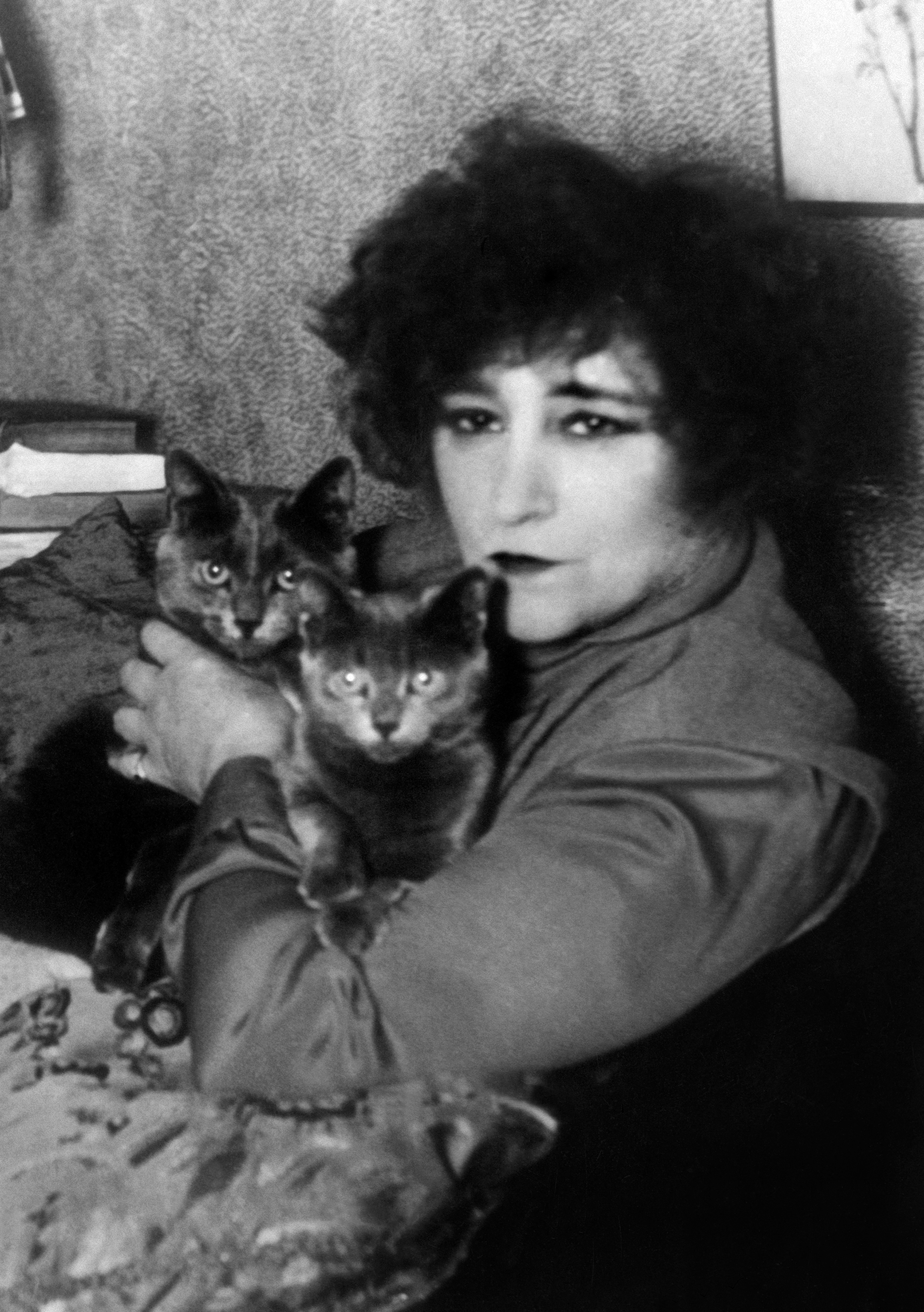 La romancière française Colette (Sidonie-Gabrielle Colette, 28 janvier 1873 – 3 août 1954) avec ses deux chats, en 1937 à Paris.