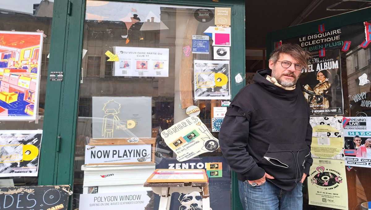 Toma Changeur, co-gérant de la boutique Balades Sonores, dans le quartier de Montmartre ©Radio France - Louis-Valentin Lopez