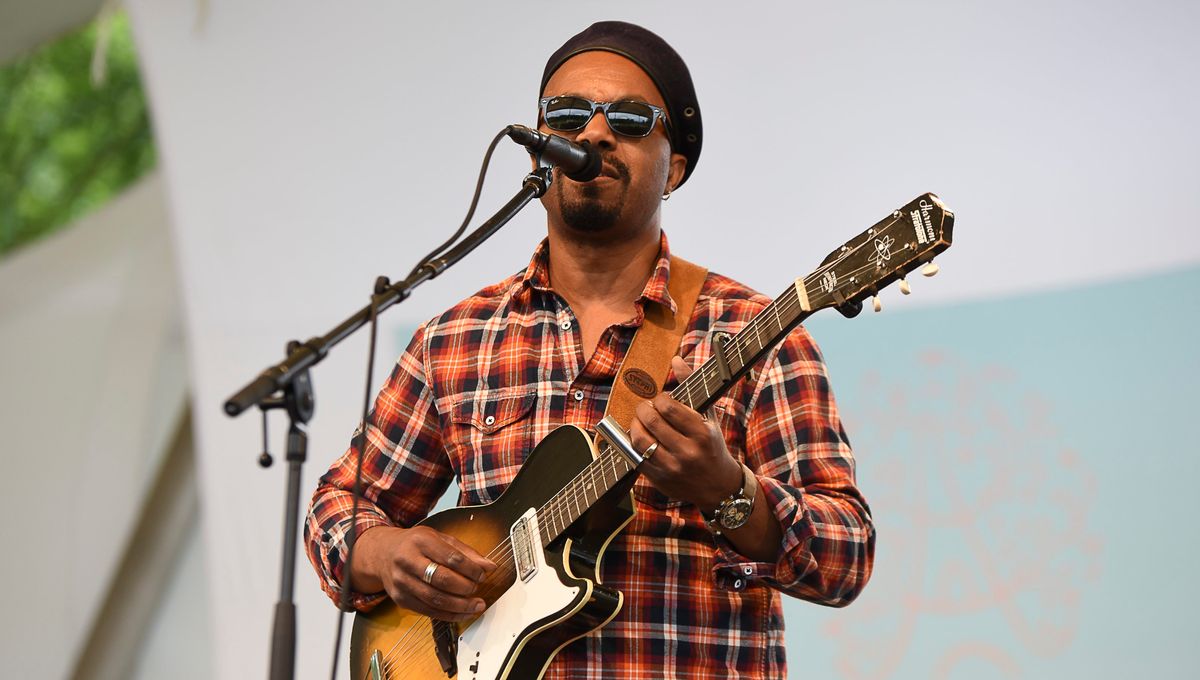 Pascal Danaë est un auteur, compositeur et interprète français, membre du groupe de blues créole Delgrès ! - LeMousticProduction