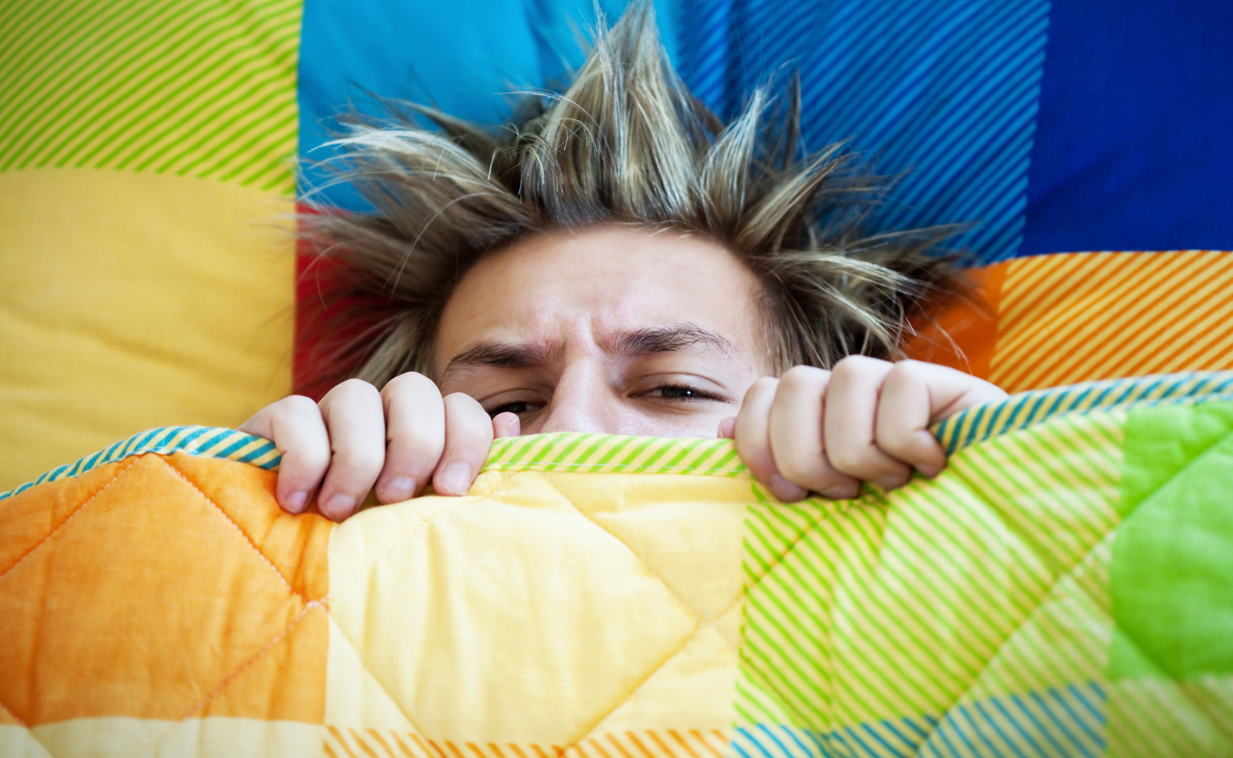 Adolescent qui ne veut pas sortir du lit