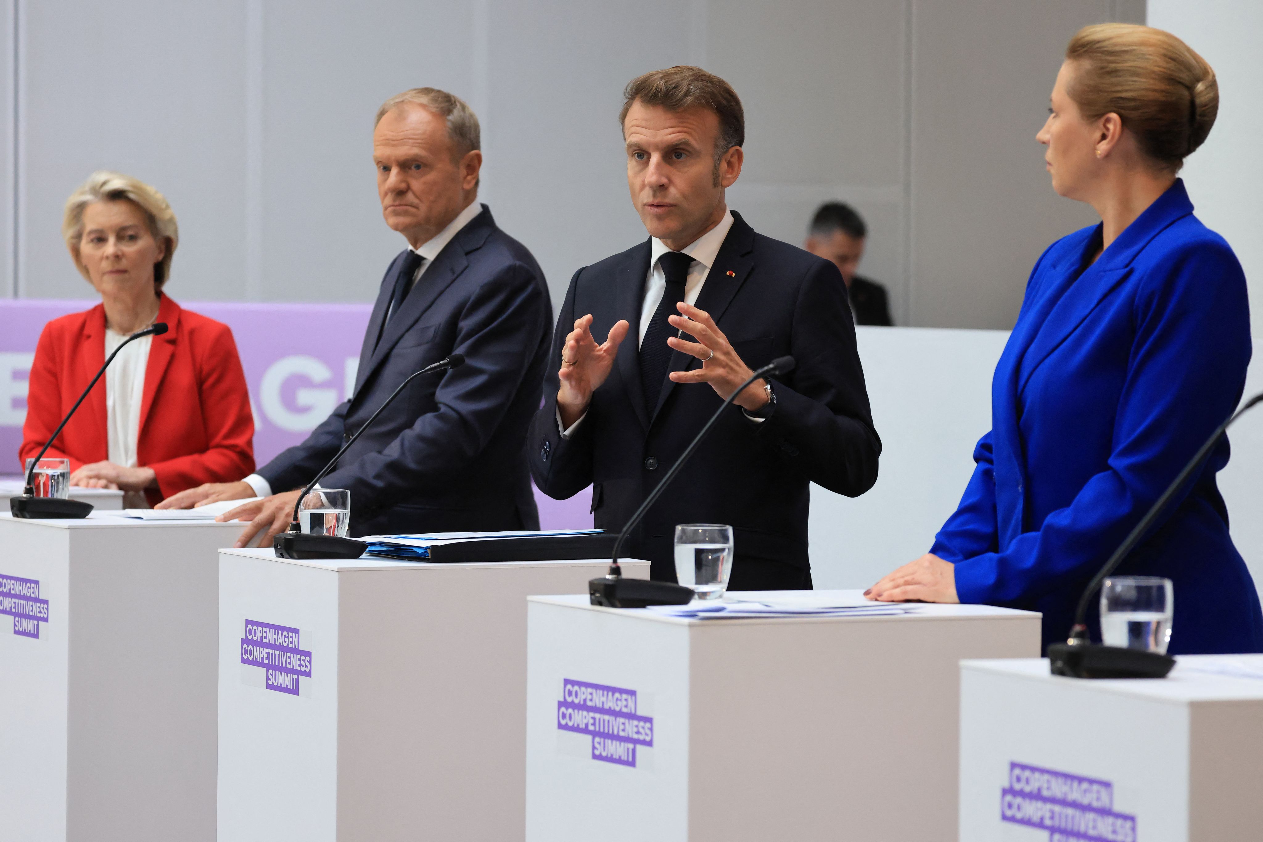 Emmanuel Macron fait une déclaration en marge d'une réunion informelle des chefs d'État et de gouvernement de l'UE, le 1er octobre 2025