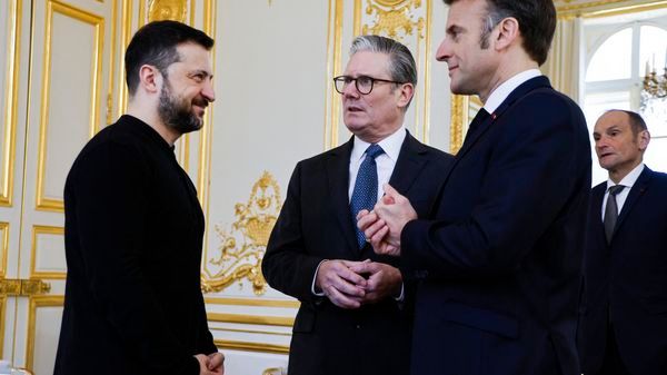 Emmanuel Macron, Keir Starmer et Volodymyr Zelensky, au Palais de l'Elysée à Paris, le 27 mars 2025.