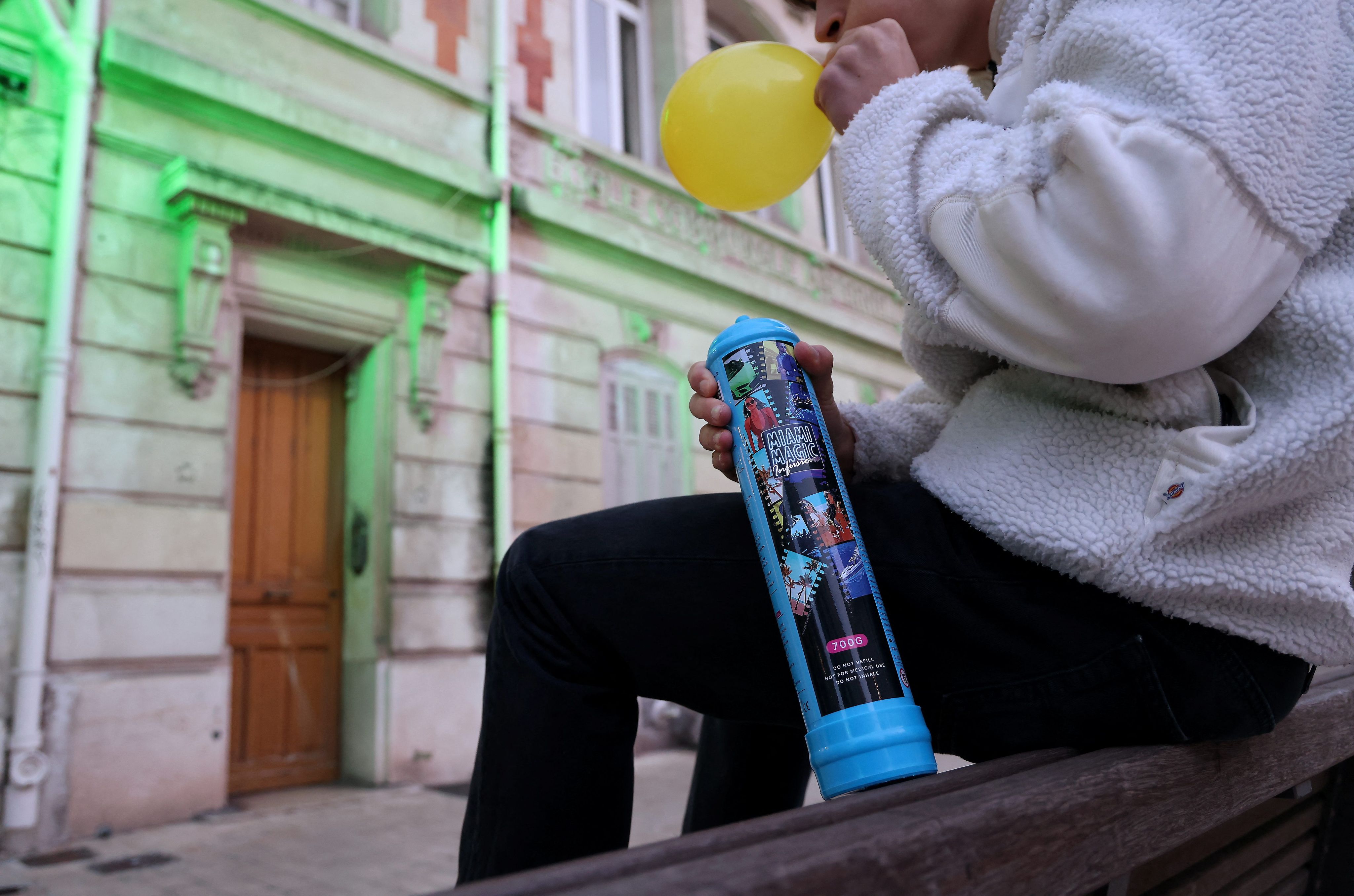 Surtout plébiscité par les jeunes, le protoxyde d'azote est consommé à des fins récréatives et inhalé à l'aide ballons gonflables. Il peut causer des dommages neurologiques irréversibles.