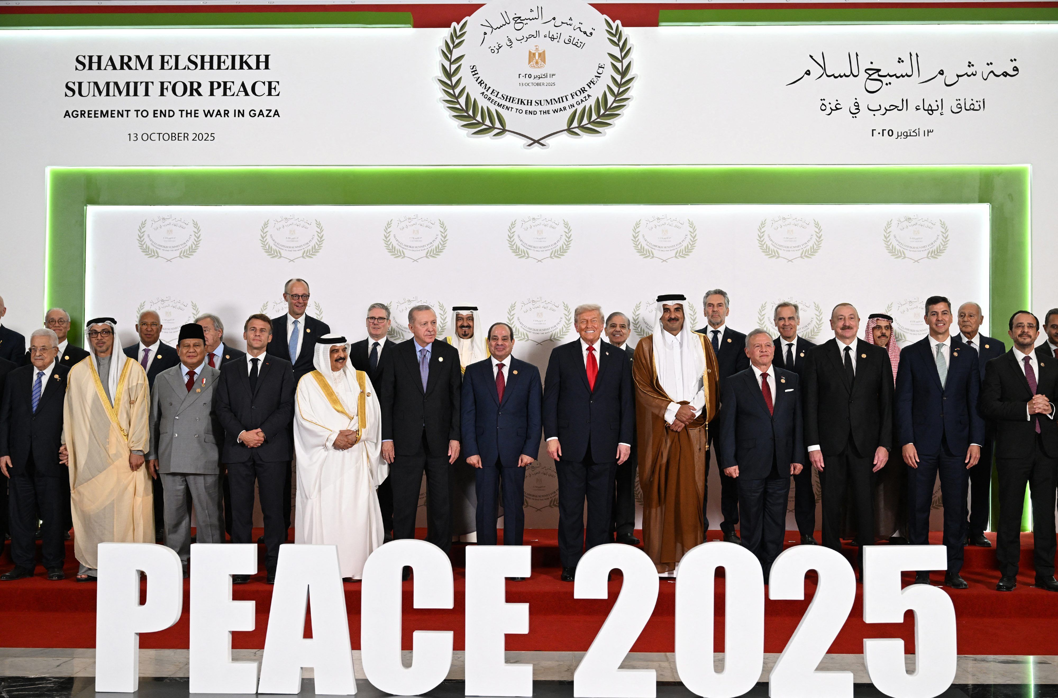 Le président américain Donald Trump (au centre) pose avec les dirigeants mondiaux lors du sommet sur Gaza à Charm el-Cheikh, le 13 octobre 2025. Coprésidé par le président américain Donald Trump et le président al-Sissi, ce sommet a réuni plus de 20 dirigeants mondiaux pour commémorer le cessez-le-feu à Gaza et la libération des otages israéliens en échange de détenus palestiniens.