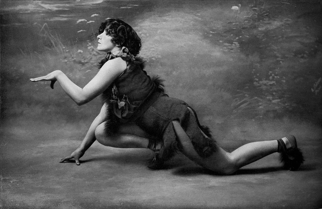 Colette fait scandale dans le rôle du Petit Faune dans "Le désir, la chimère et l’amour" au théâtre des Mathurins en 1906.