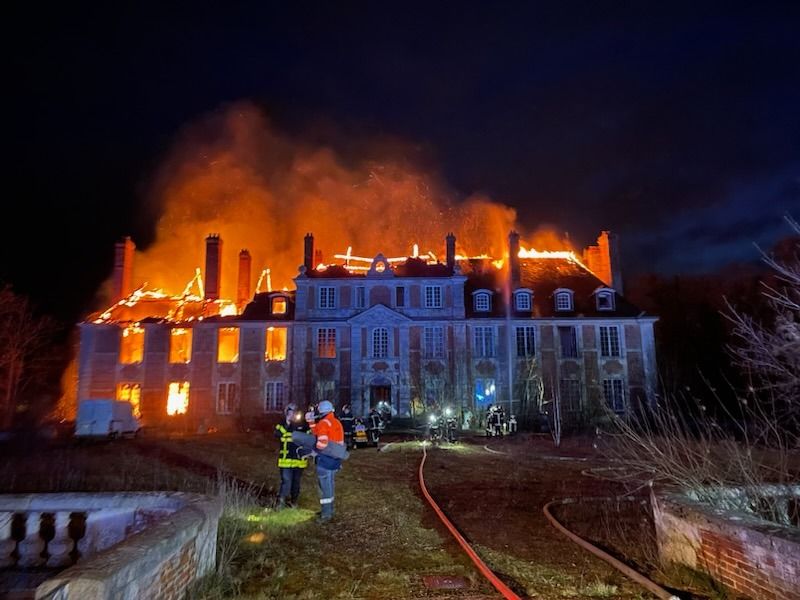 Le Grand château de Serquigny, ravagé par les flammes le 31 janvier 2023, était à l’abandon, suite à une vente à la découpe défiscalisée.