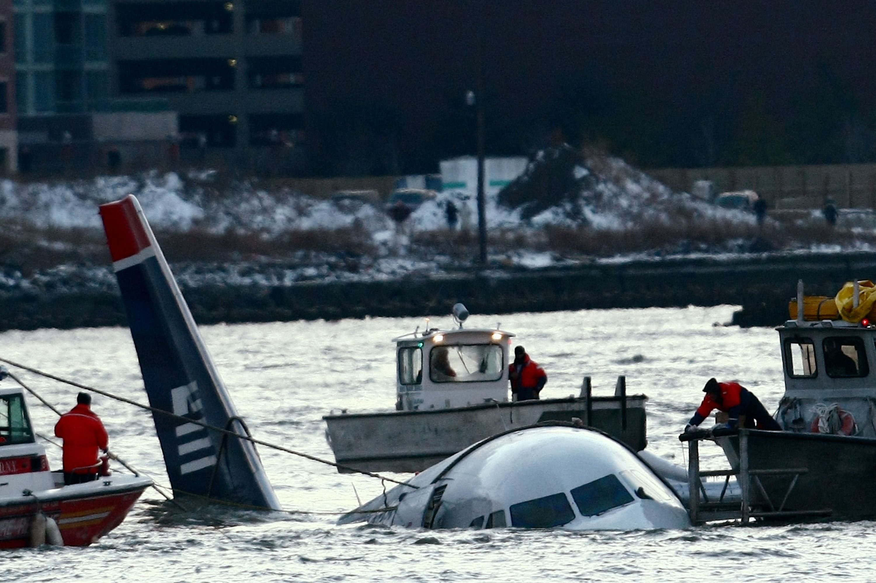 Les équipes de secours auprès du vol 1549 d'US Airways flottant dans l'eau après un amerrissage d'urgence dans  la rivière Hudson  le 15 janvier 2009 à New York.