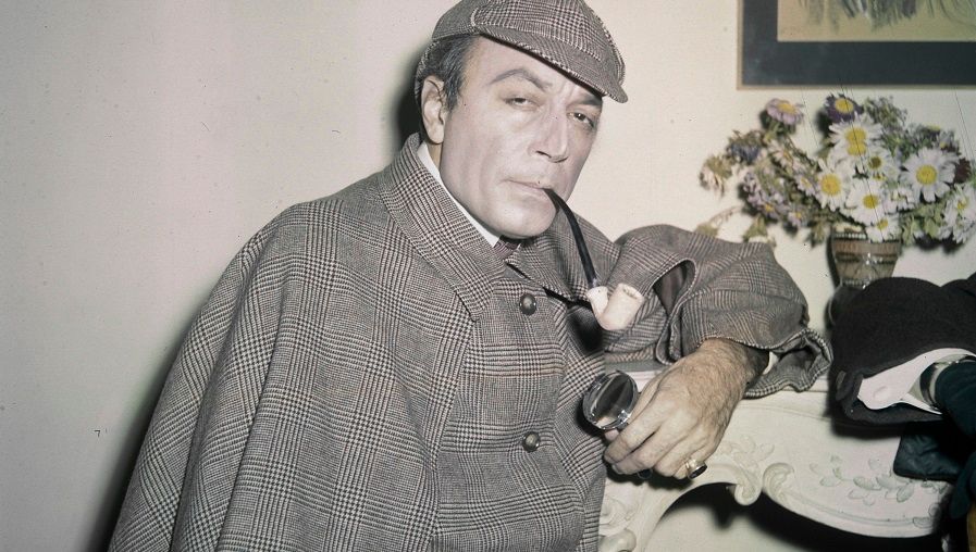 Portrait de Maurice Teynac lors de l'enregistrement en costume des "Enquêtes de Sherlock Holmes", 06/10/1959. ©AFP - LOUIS JOYEUX / INA