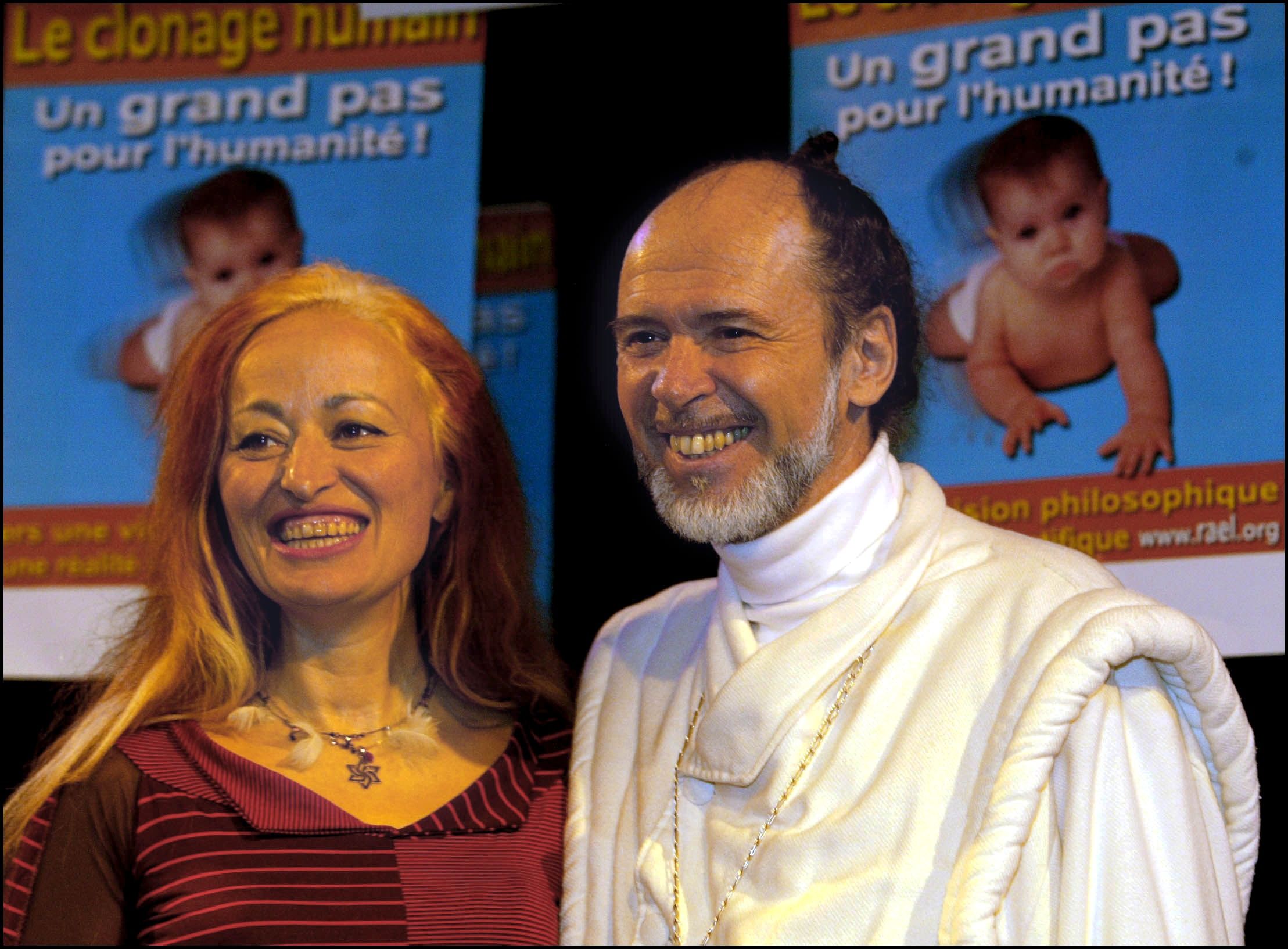 Brigitte Boisselier, de Clonaid, et Raël, fondateur de la secte Raël, après la tenue d'un conférence sur le clonage humain à Montréal, Canada, 19 janvier 2003