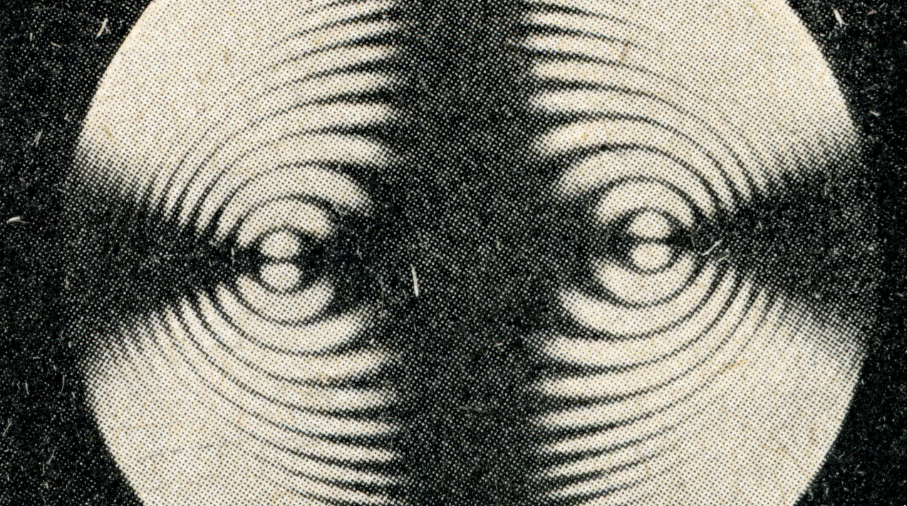 Étudiés dès le début du XIXe par Fresnel, Arago, Young, les phénomènes d'interférence et de diffraction de la lumière imposent une description ondulatoire.