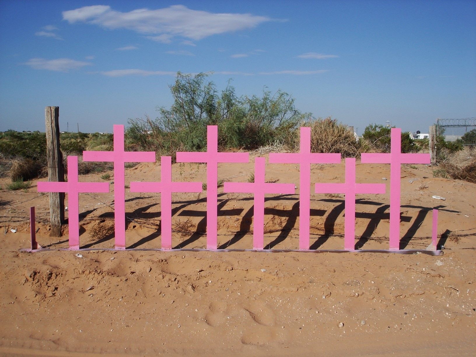 Croix à Lomas del Poleo Planta Alta (Ciudad Juárez, Mexique), à l’endroit où ont été retrouvés huit corps de femmes victimes de féminicides en 1996