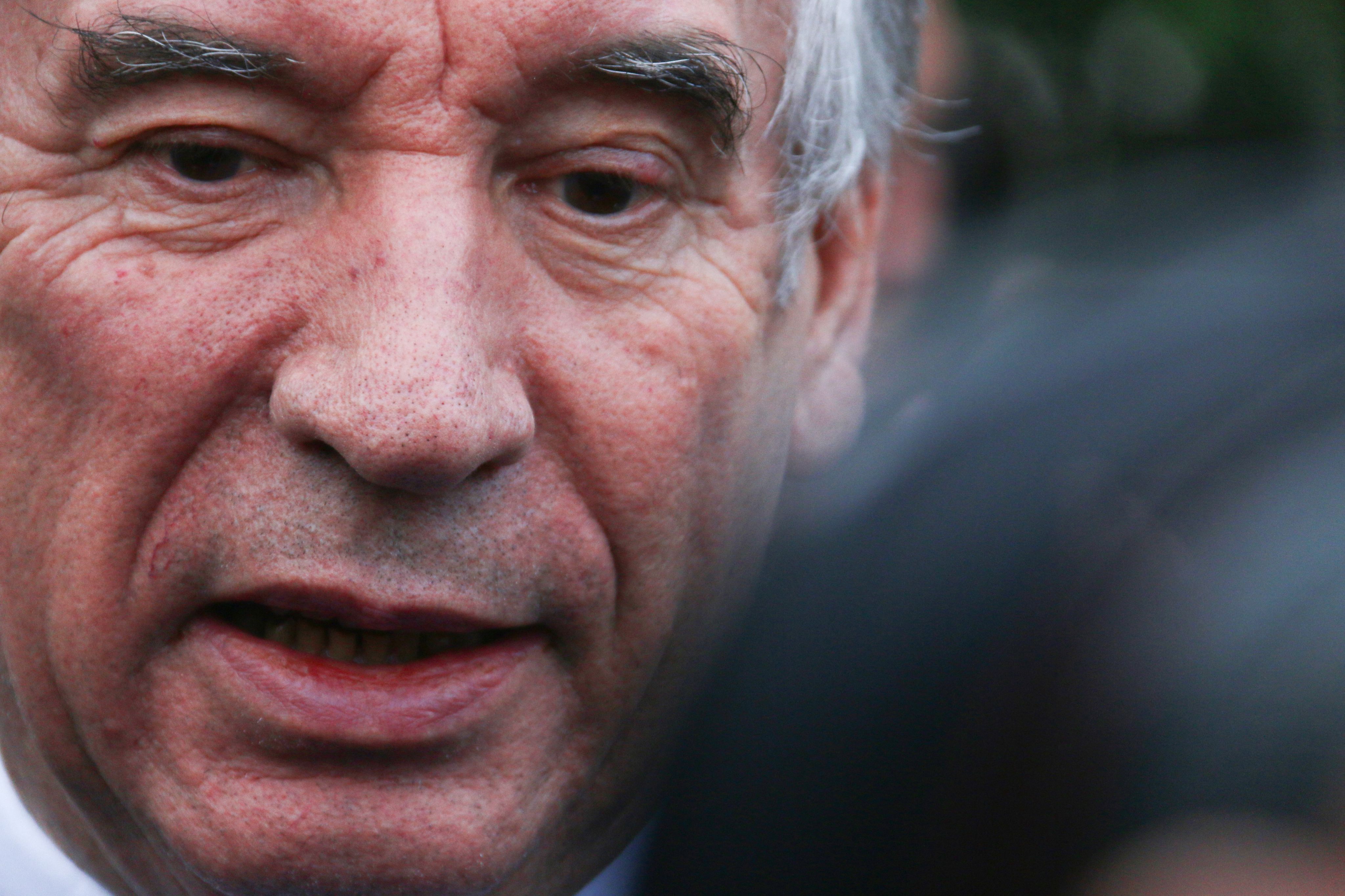 Le Premier ministre François Bayrou s'adresse aux journalistes après la cérémonie commémorative du 110e anniversaire du génocide arménien à Paris le 24 avril .