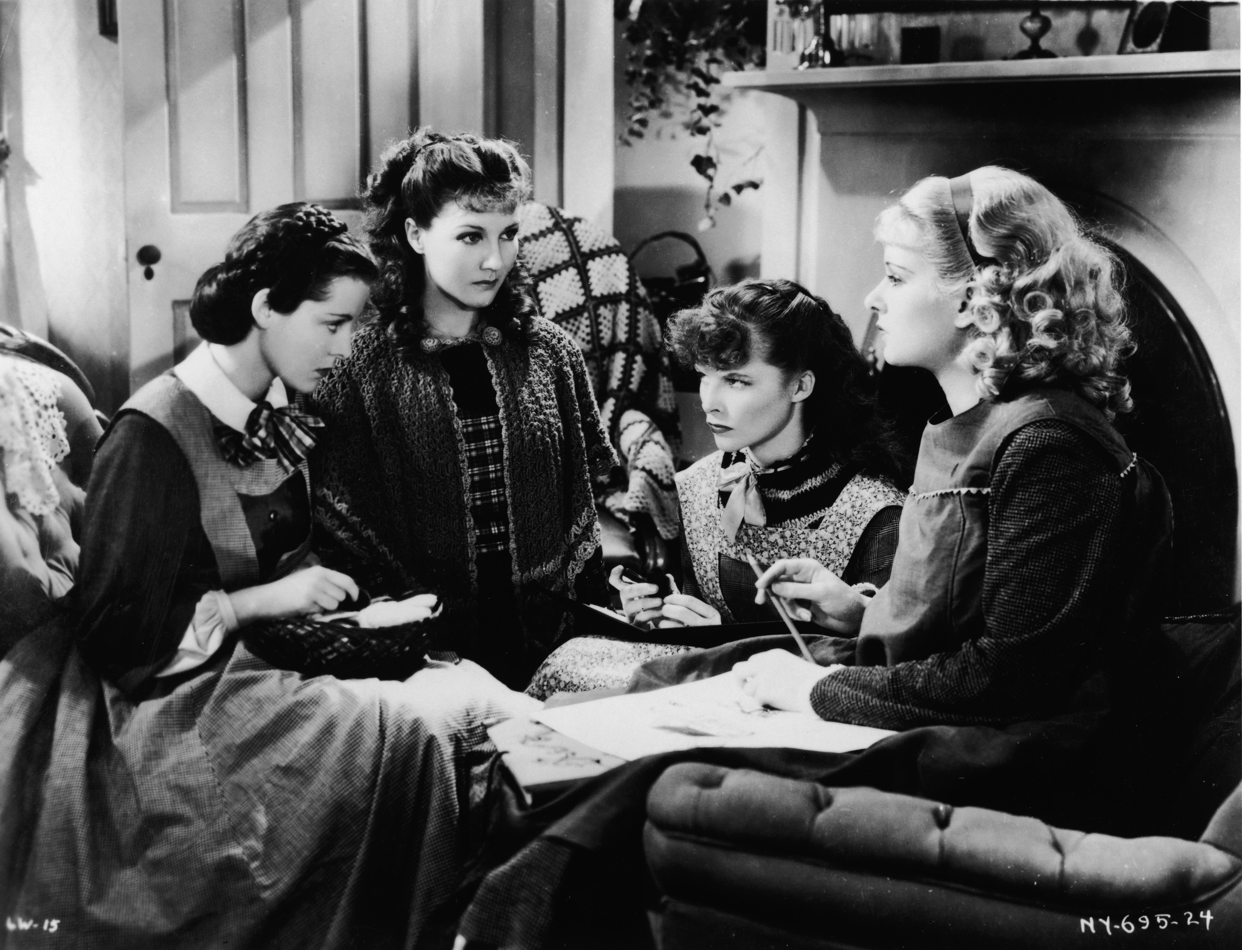 Frances Dee, Jean Parker, Katharine Hepburn et Joan Bennett sur le tournage de "Little women", film adapté du roman de Louisa May Alcott