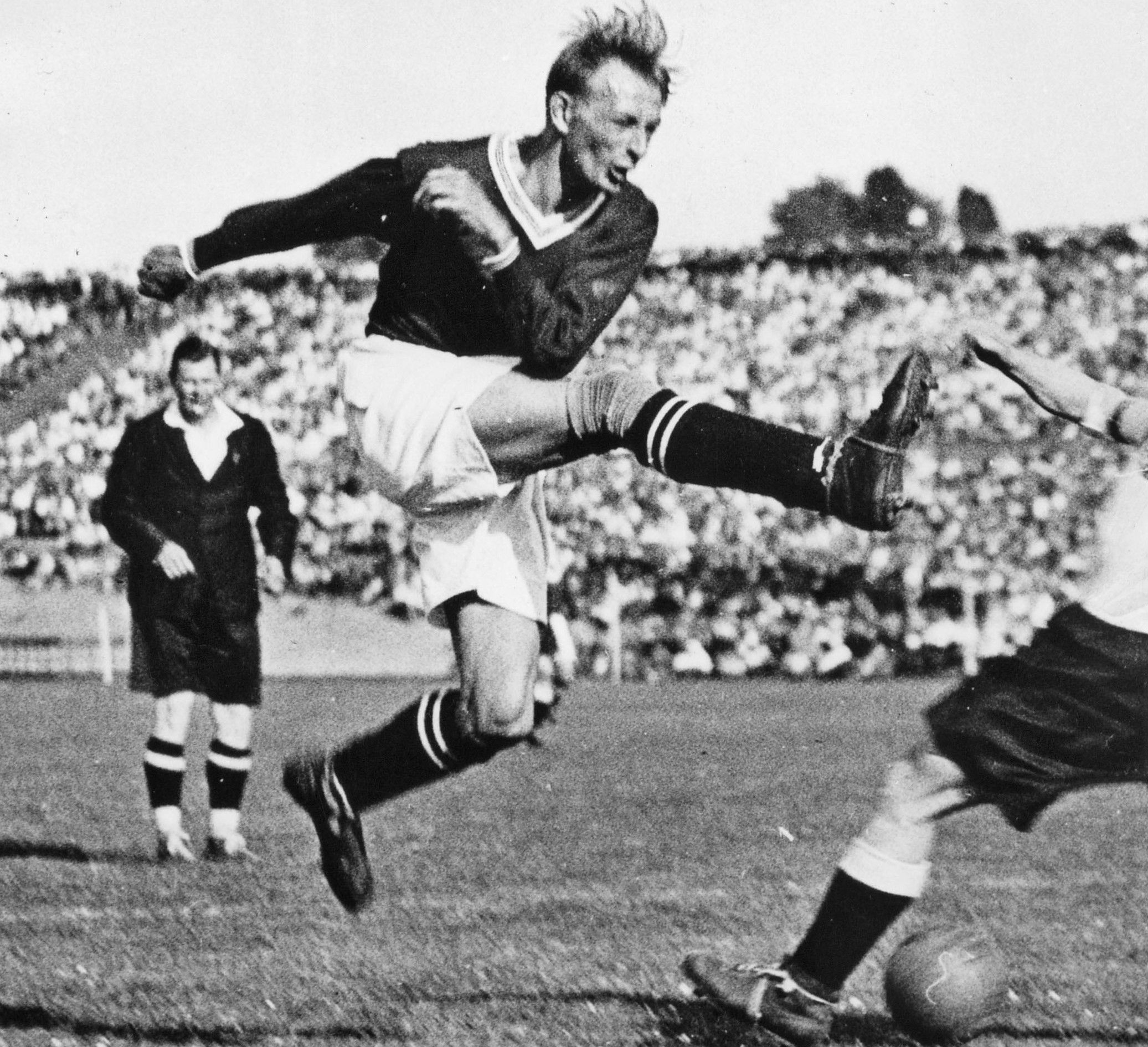 24/05/1931, à Berlin, lors d'un match contre l'Autriche, Matthias Sindelar au tir au but, avec à sa gauche l'arbitre O. Olssen