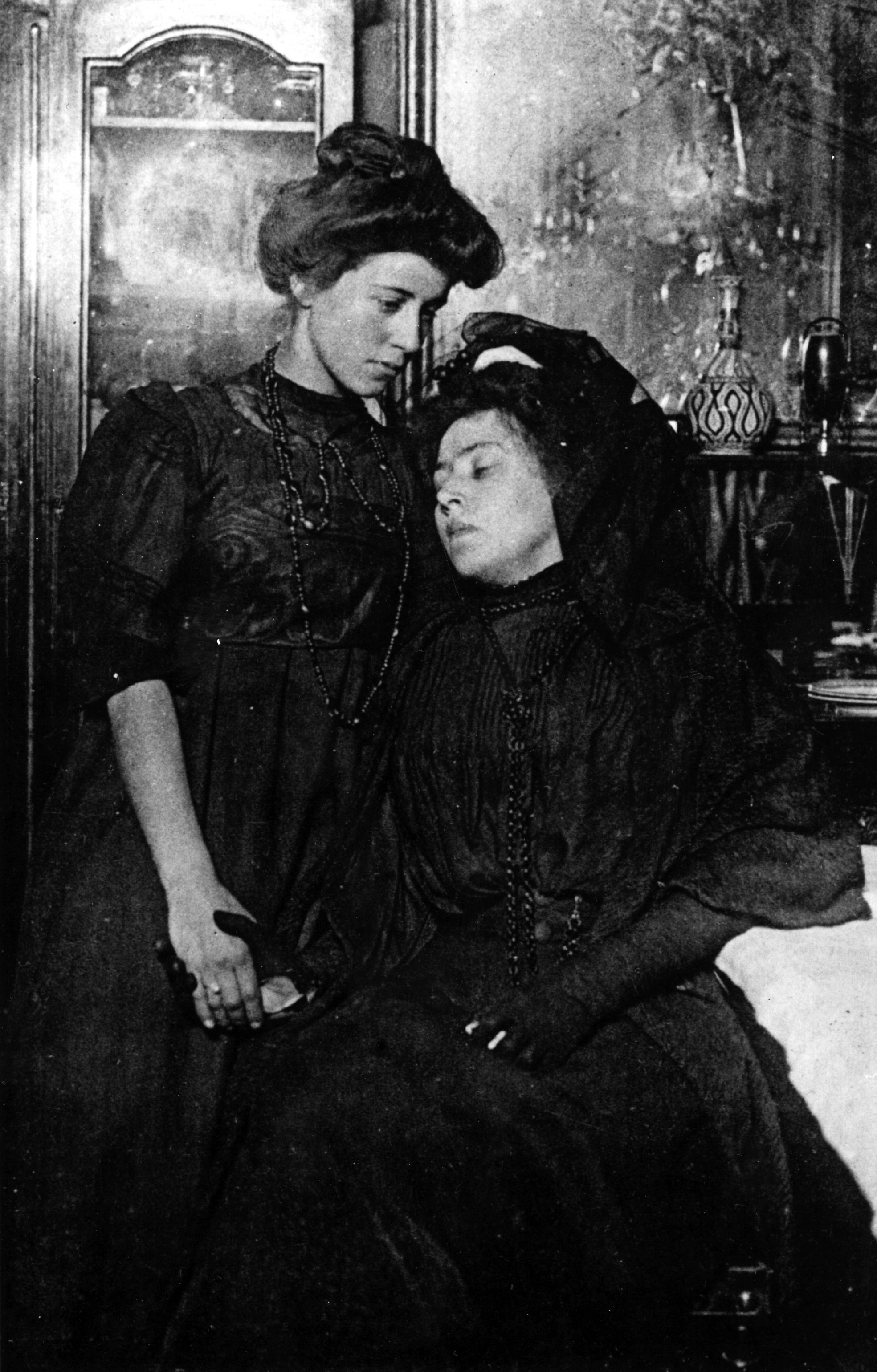 Marguerite Steinheil et sa fille, en 1908