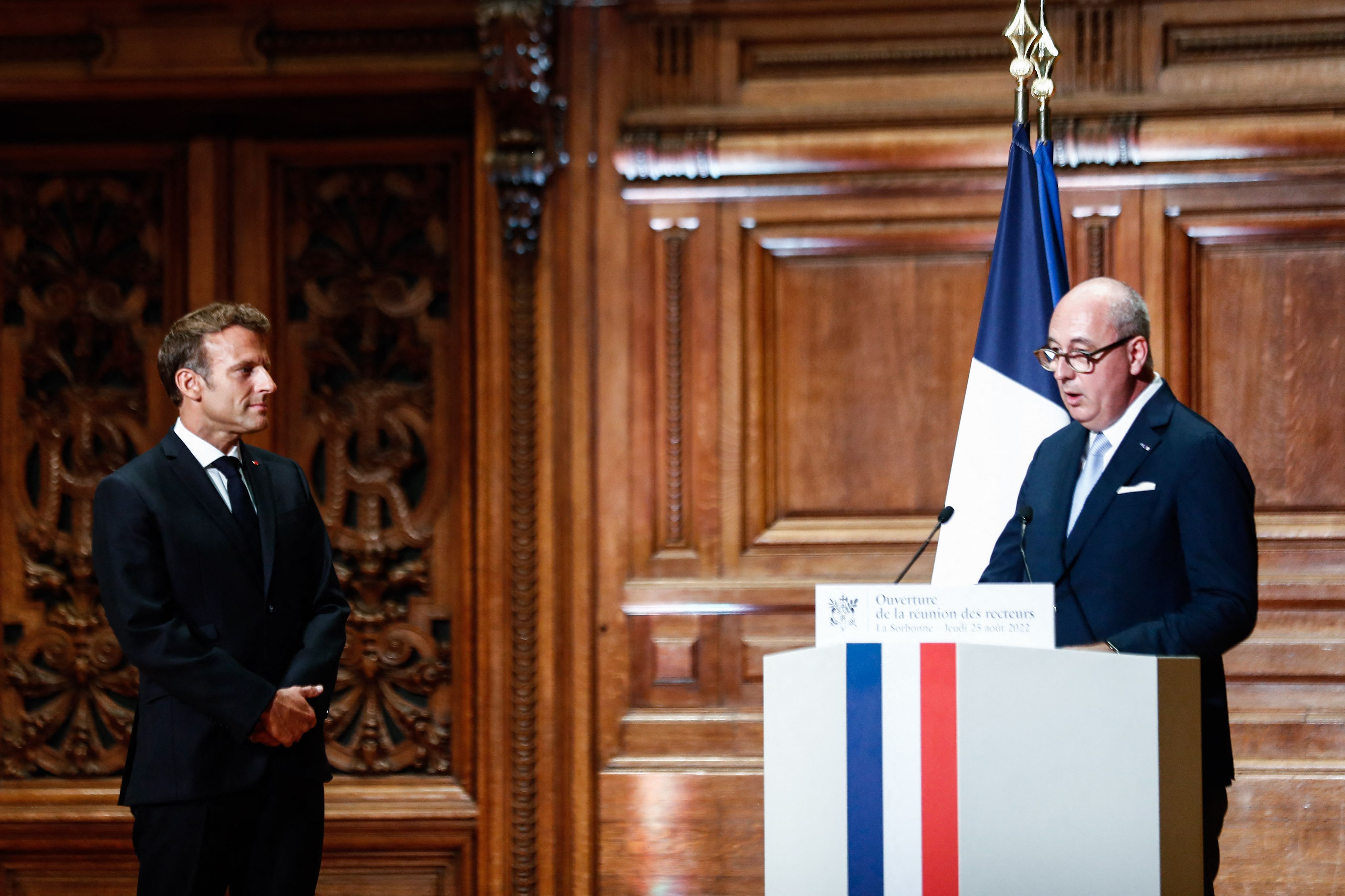 Christophe Kerrero, recteur de l'académie de Paris, et le Président Emmanuel Macron à la Sorbonne le 05 août 2022