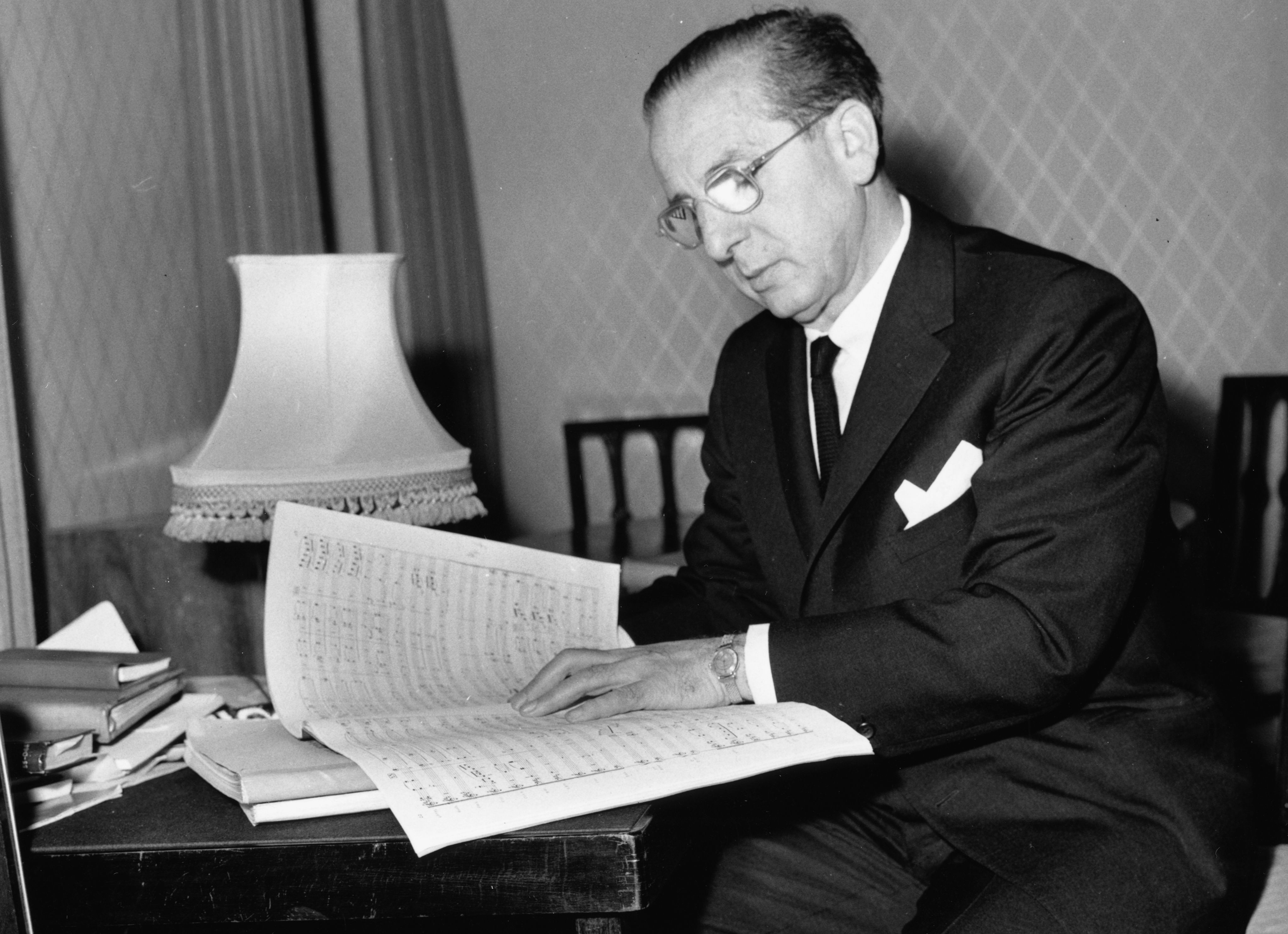 Le compositeur Franz Waxman lit une partition lors d’une visite à Londres en 1962