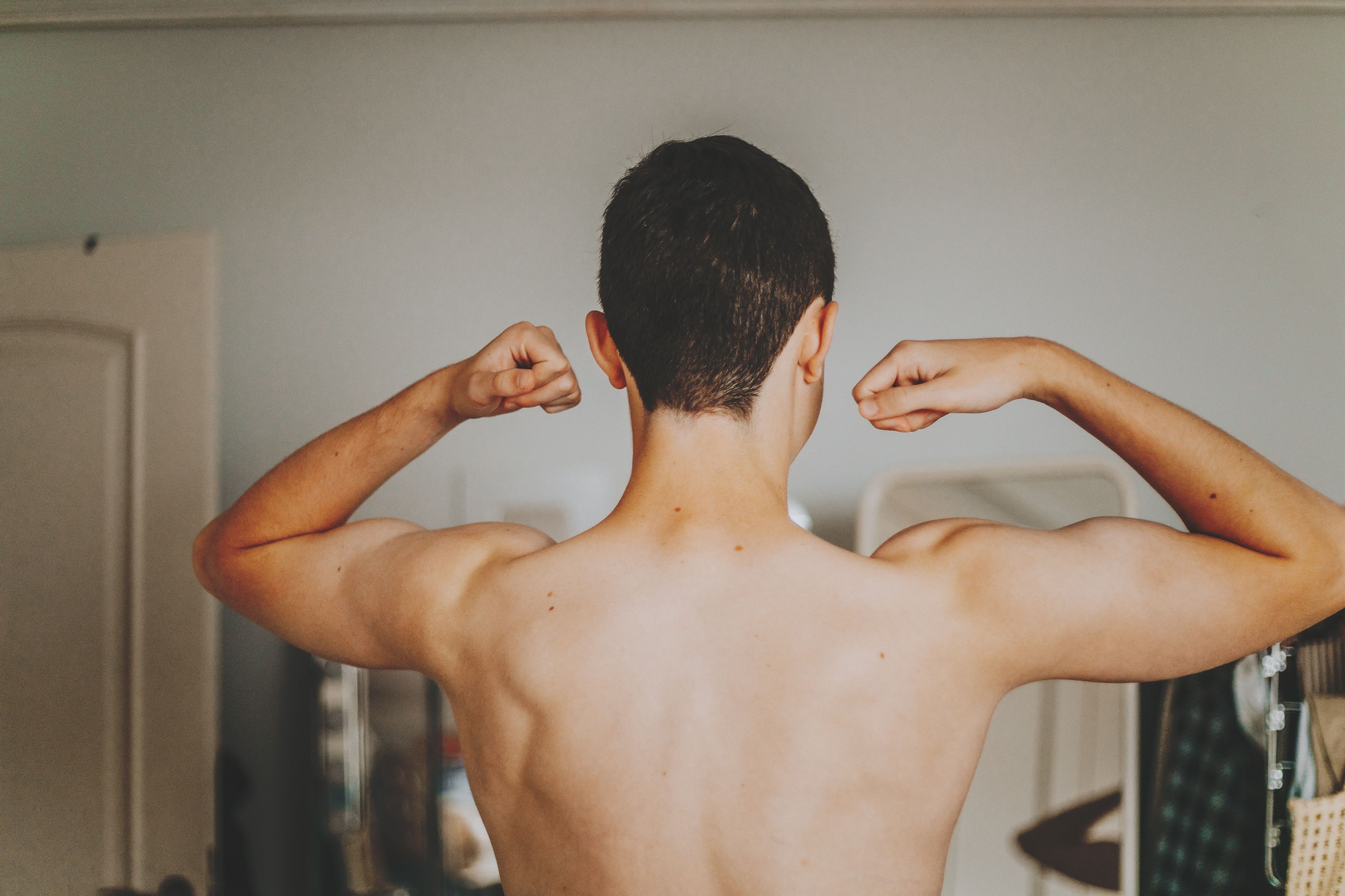 Parmi les tendances, le retour du muscle, ci jeune garçon montrant les siens
