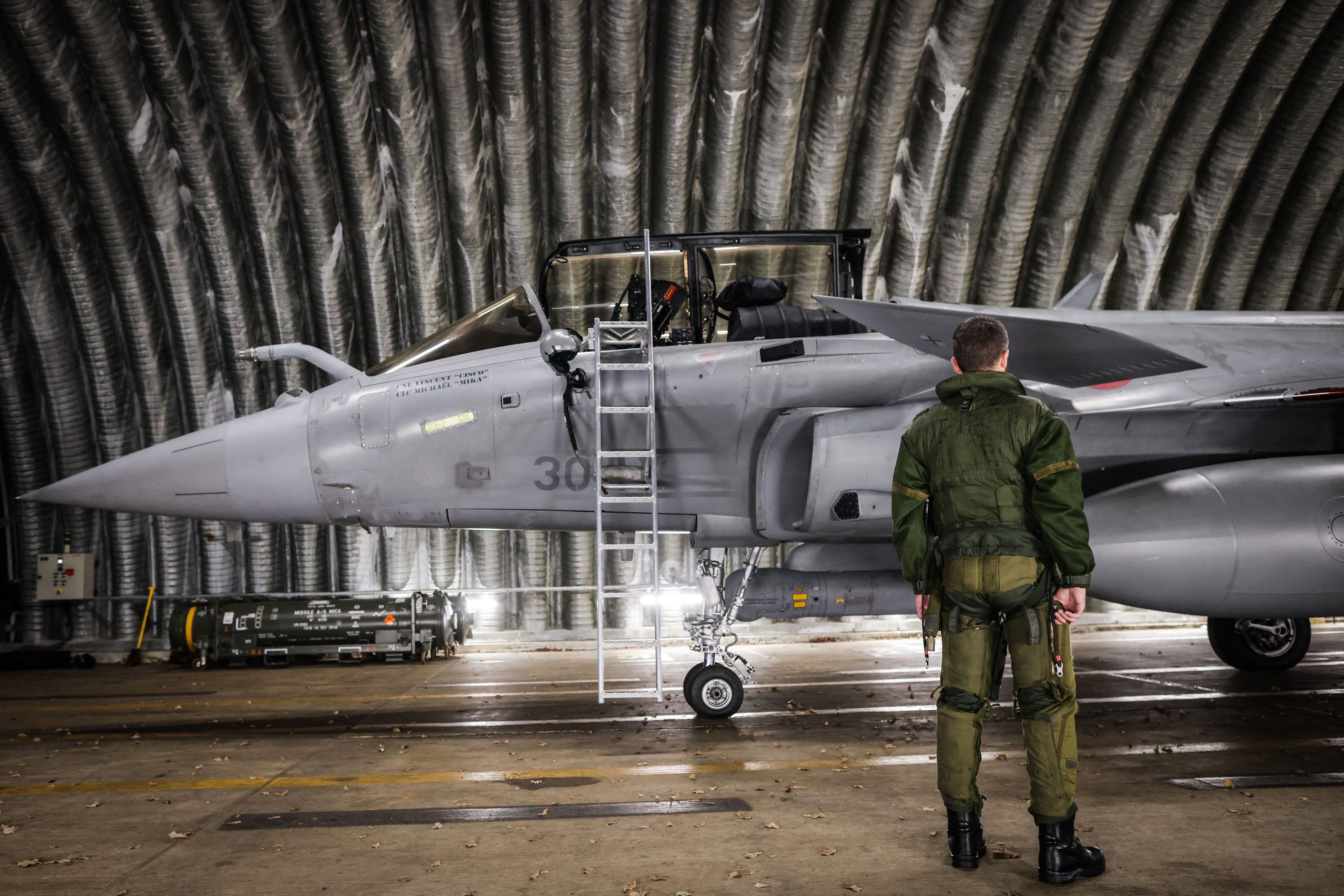 Un pilote de chasse d'un avion Rafale vérifie et prépare son avion avant de partir pour une mission de quatre mois. Mont-de-Marsan, 25/11/2022