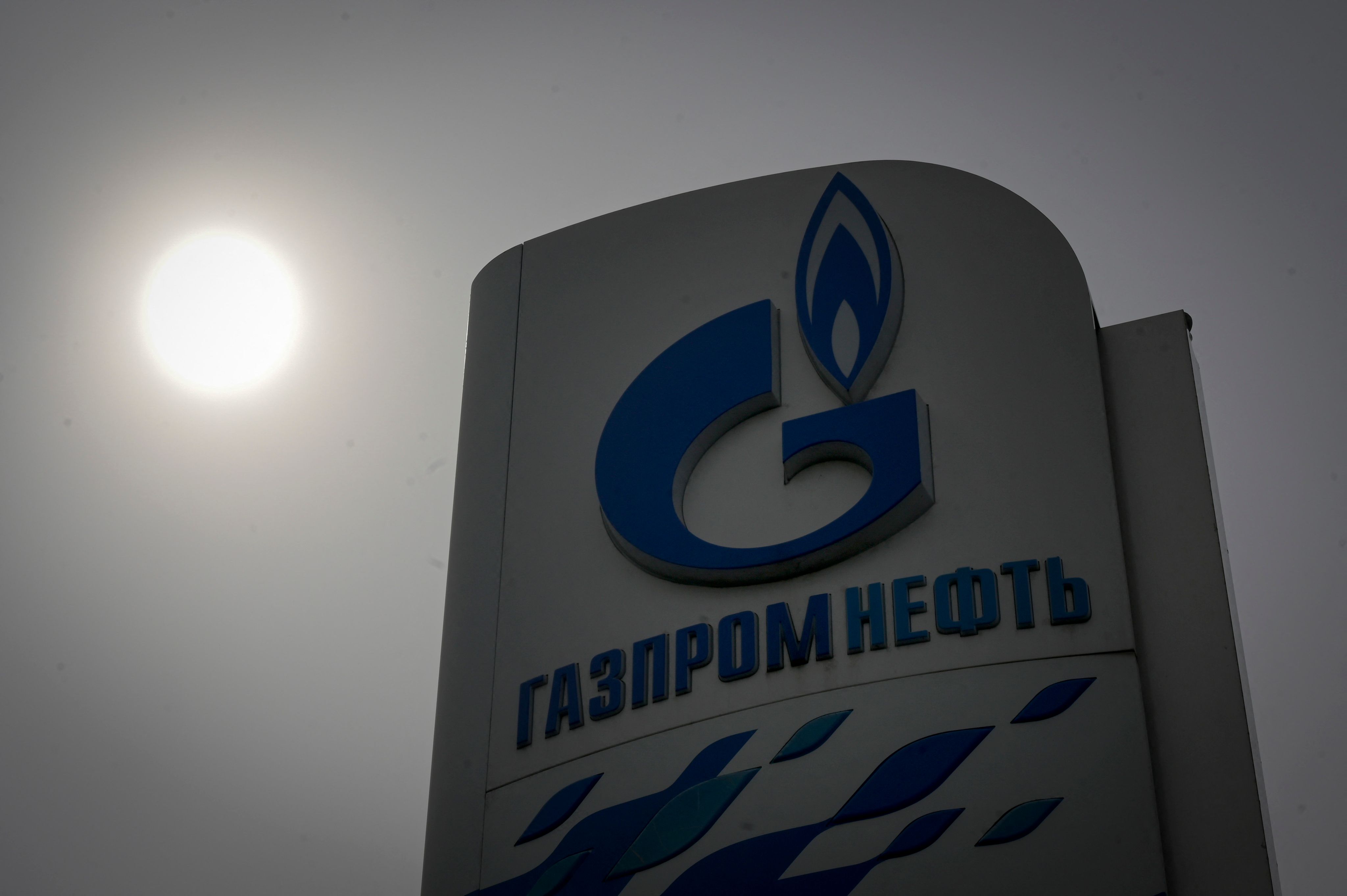 Le logo du géant du gaz russe Gazprom représenté dans une station de service de Moscou, le 11 mai 2022